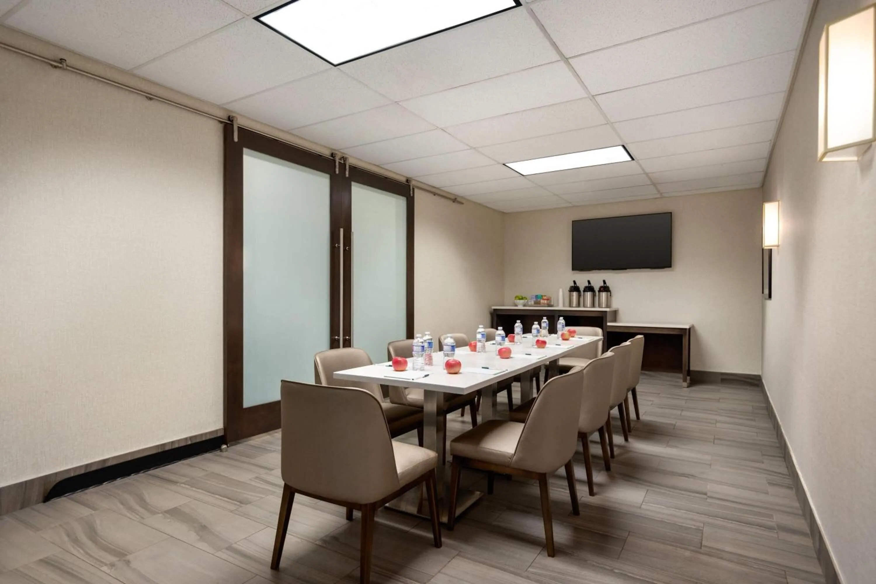 Meeting/conference room in La Quinta Inn by Wyndham Vancouver Airport