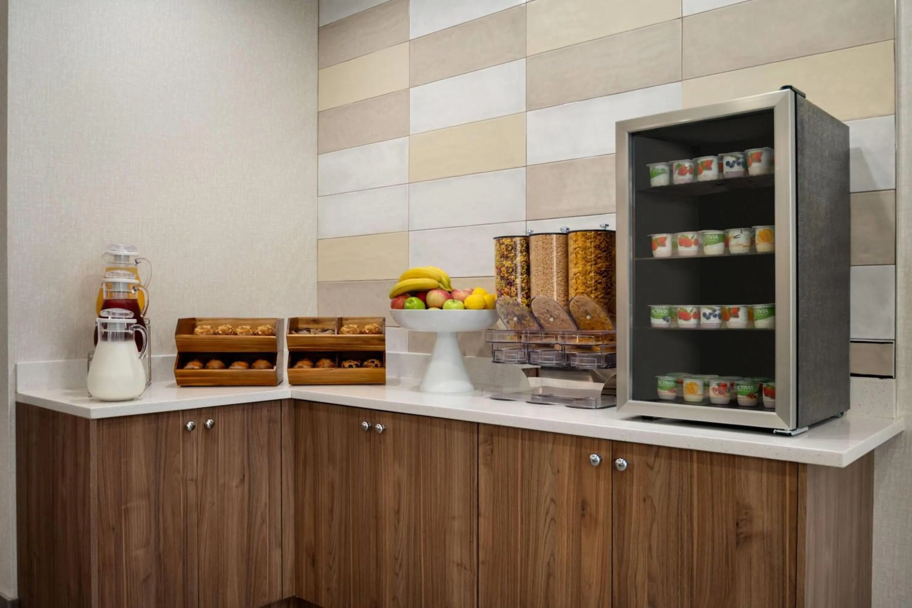 Restaurant/places to eat in La Quinta Inn by Wyndham Vancouver Airport