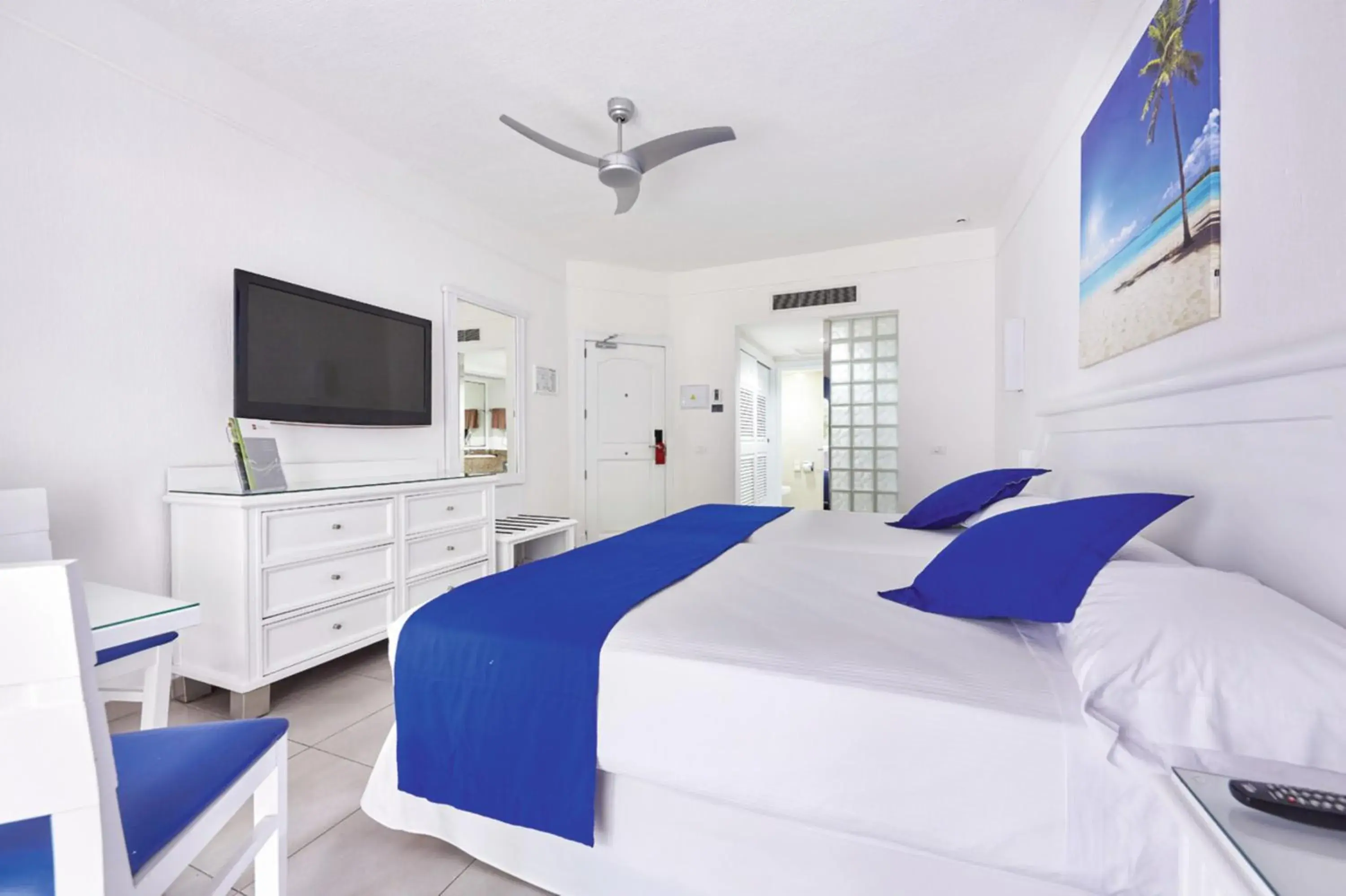 Photo of the whole room, Bed in Riu Yucatan - All Inclusive Photo of the whole room, Bed in Riu Yucatan - All Inclusive