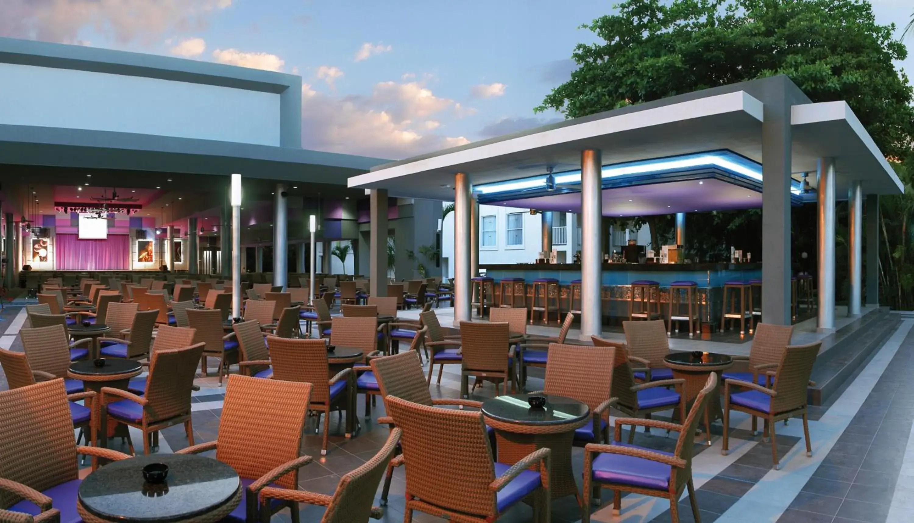 Lounge or bar in Riu Yucatan - All Inclusive Lounge or bar in Riu Yucatan - All Inclusive