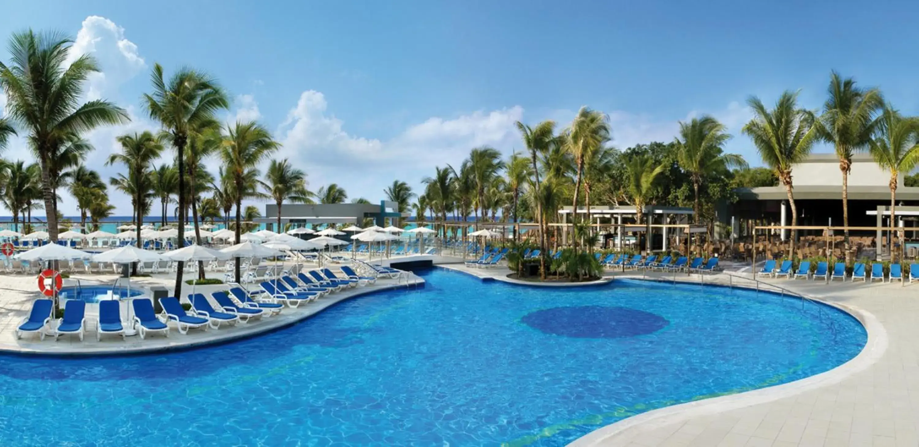 Swimming pool in Riu Yucatan - All Inclusive Swimming pool in Riu Yucatan - All Inclusive