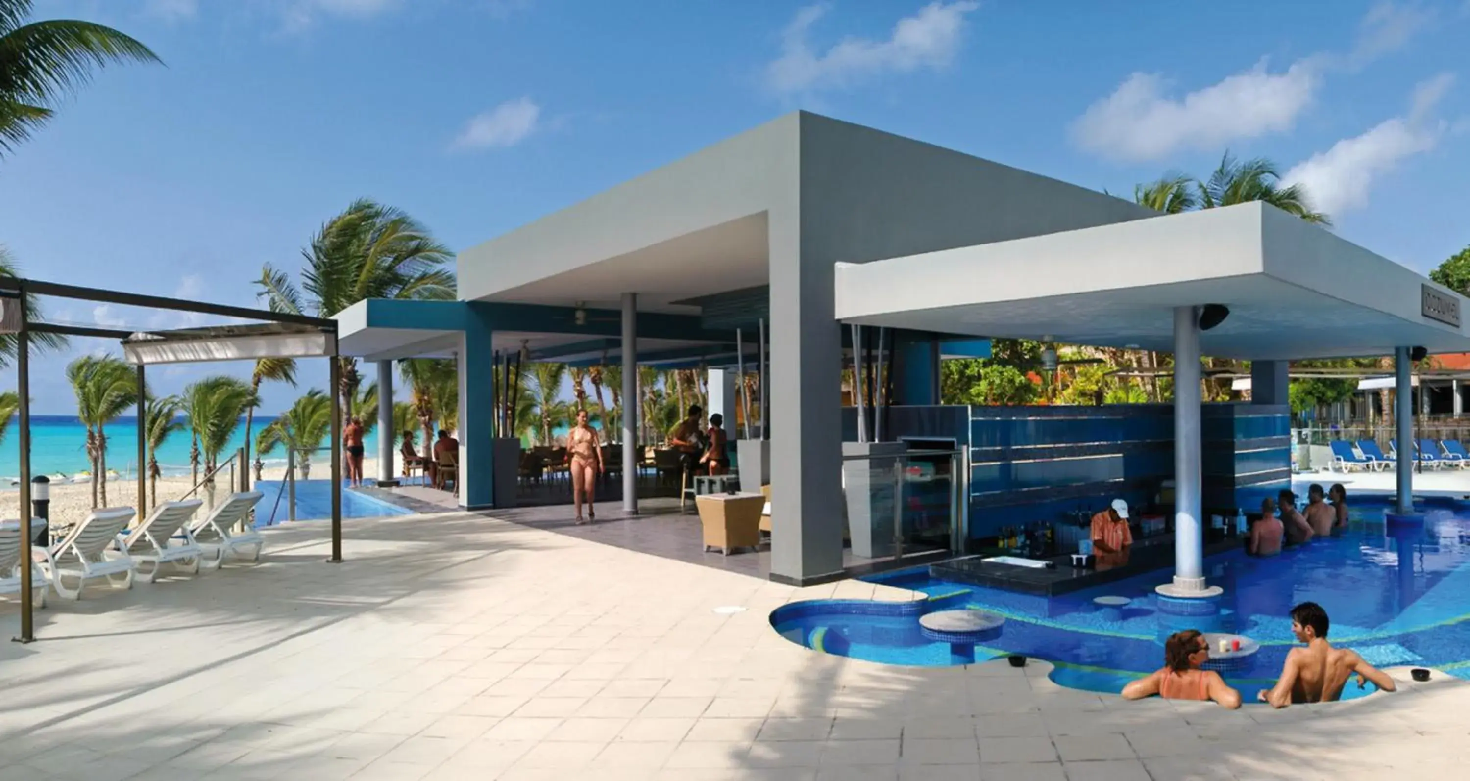 Swimming pool in Riu Yucatan - All Inclusive Swimming pool in Riu Yucatan - All Inclusive