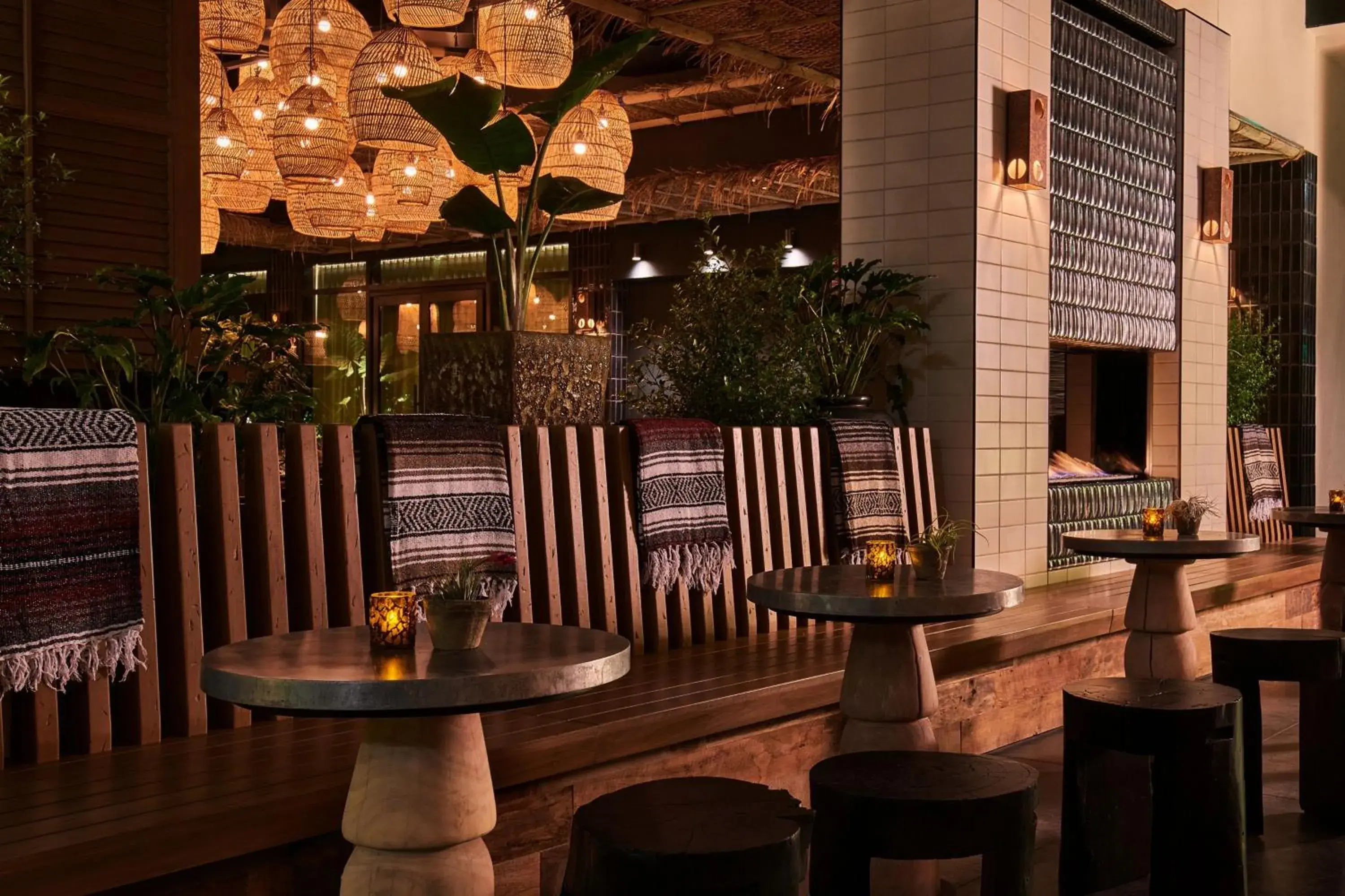 Lounge or bar in HOLLYWOOD VOLUME, a Tribute Portfolio Hotel Lounge or bar in HOLLYWOOD VOLUME, a Tribute Portfolio Hotel