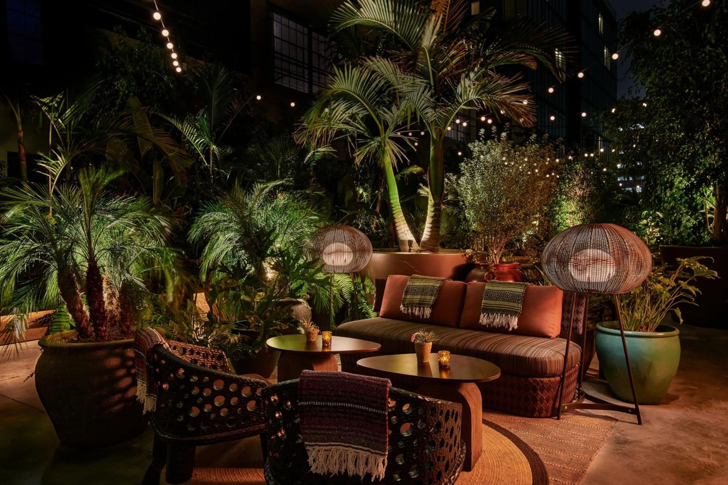 Lounge or bar in HOLLYWOOD VOLUME, a Tribute Portfolio Hotel