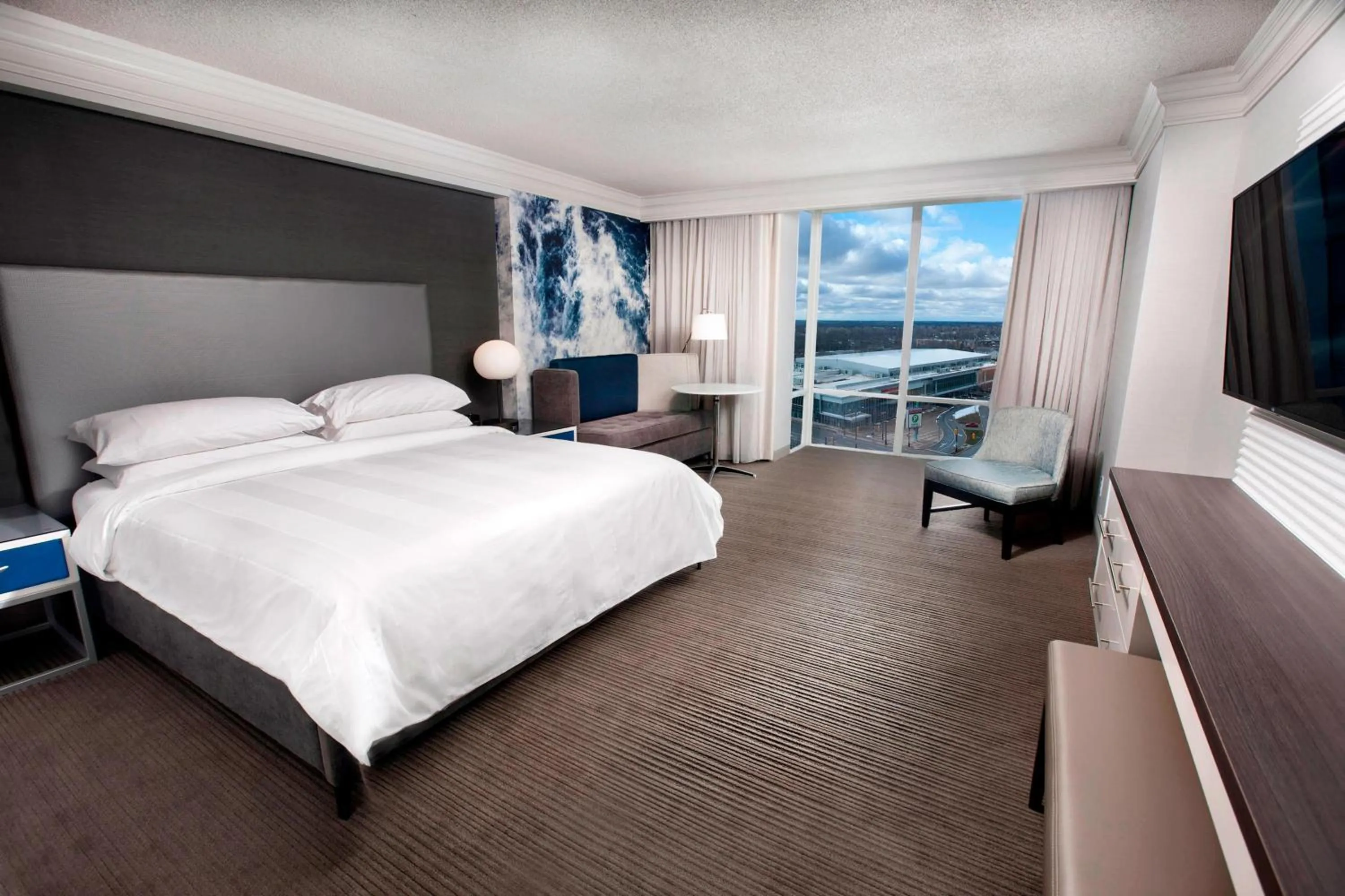 Photo of the whole room, Bed in Niagara Falls Marriott on the Falls