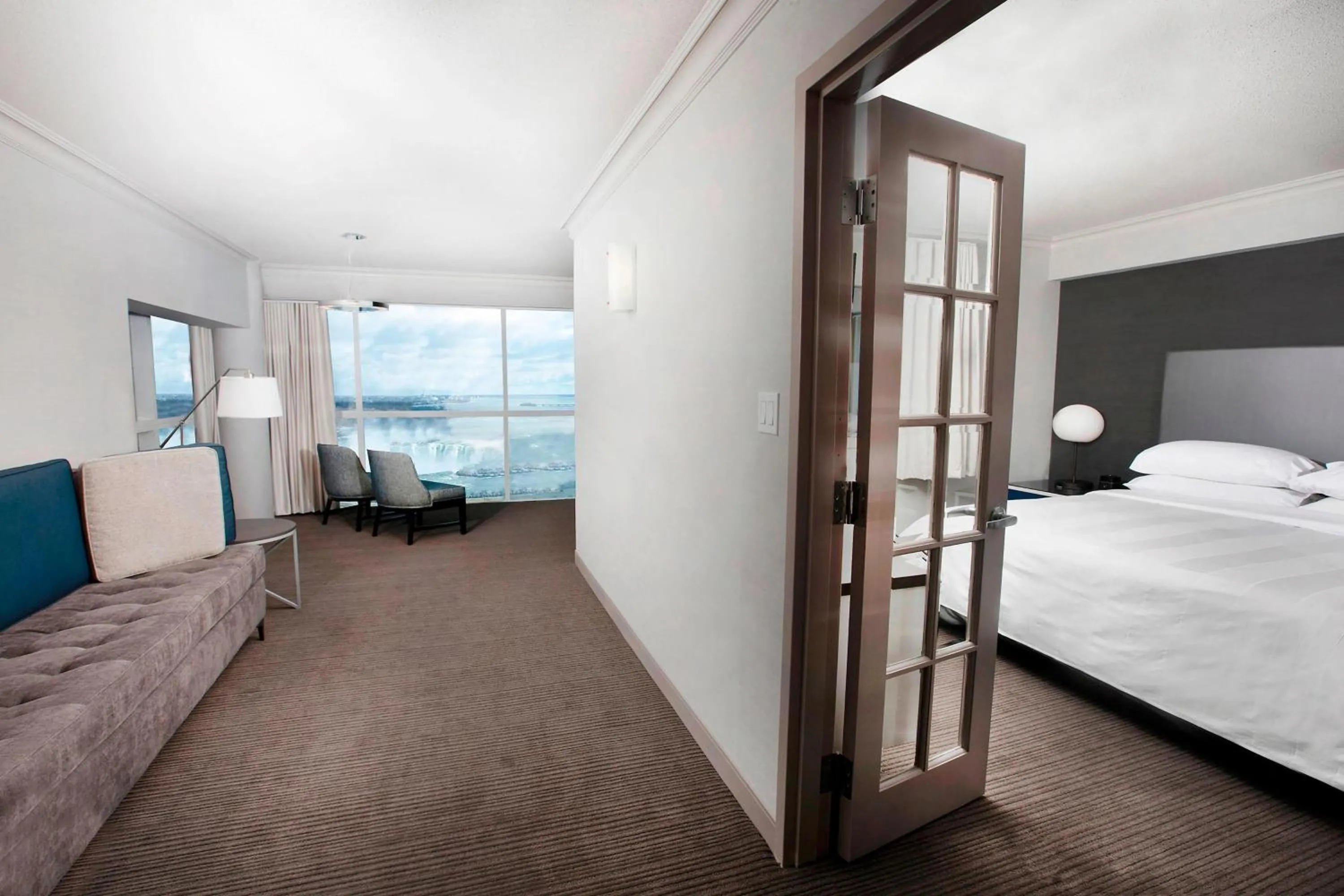 Bedroom, Bed in Niagara Falls Marriott on the Falls