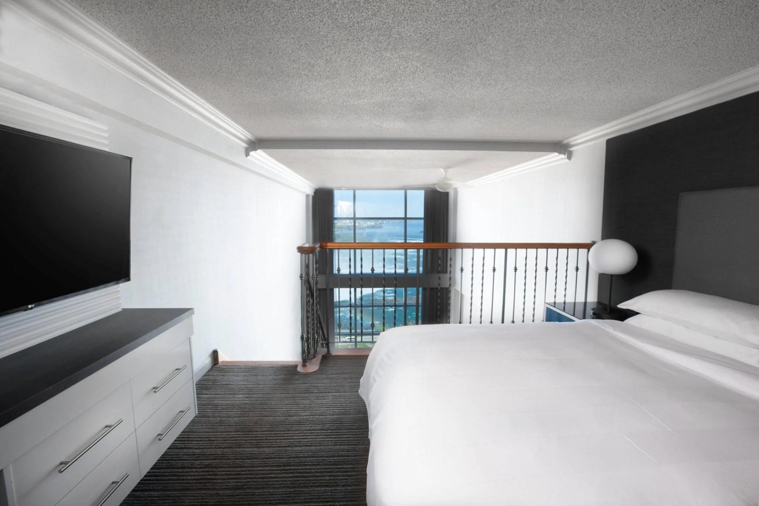 Bedroom, Bed in Niagara Falls Marriott on the Falls