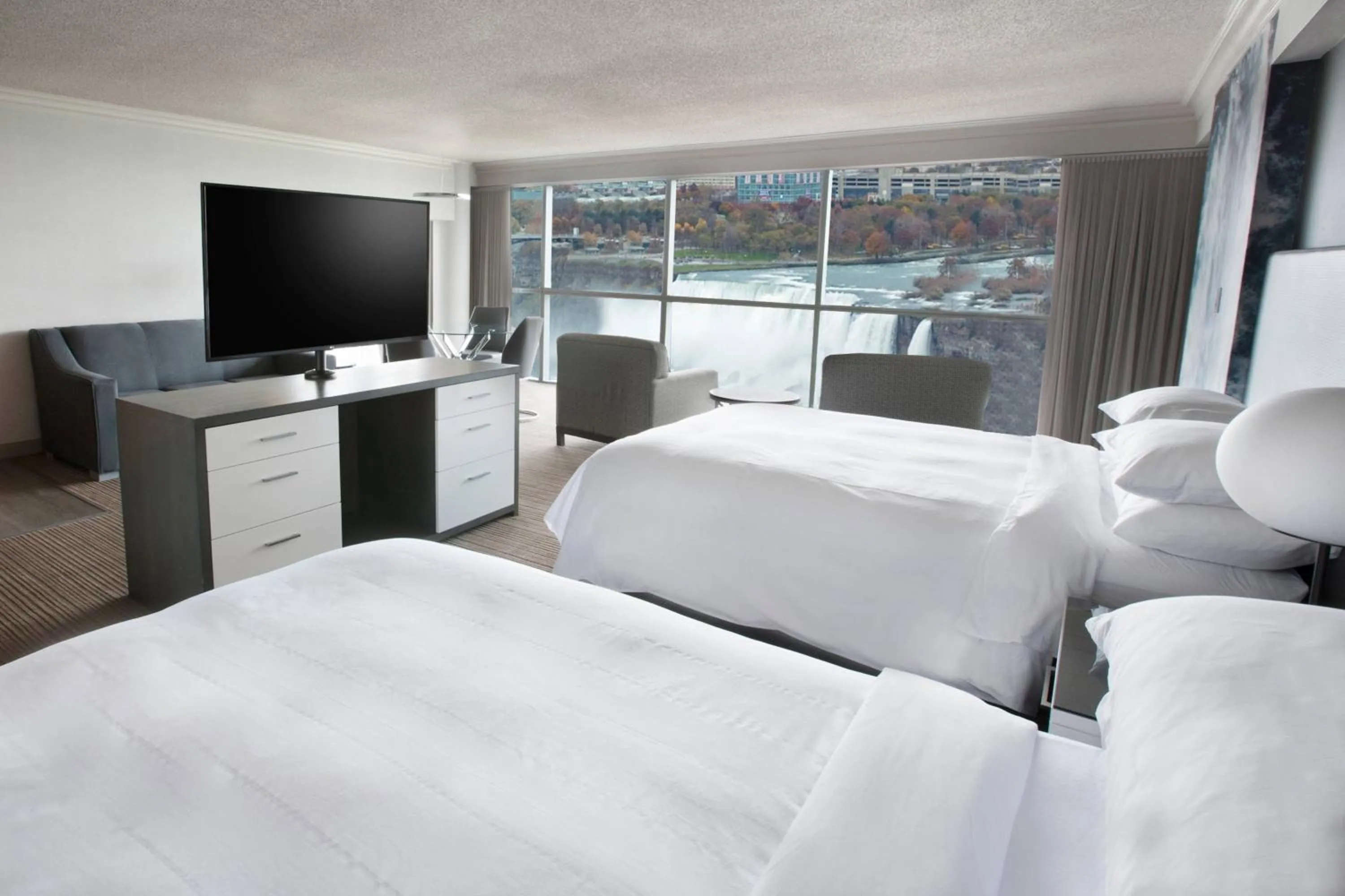 Bedroom, Bed in Niagara Falls Marriott on the Falls