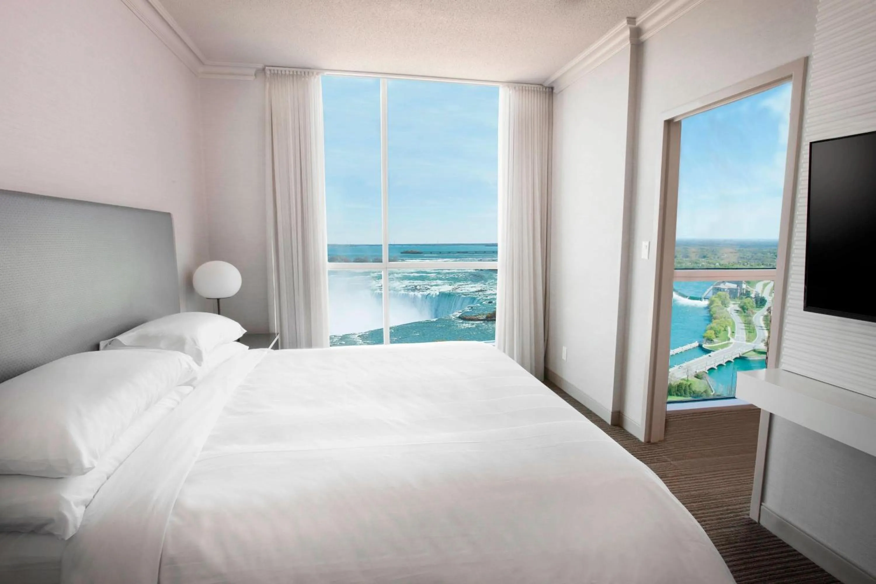 Bedroom, Bed in Niagara Falls Marriott on the Falls