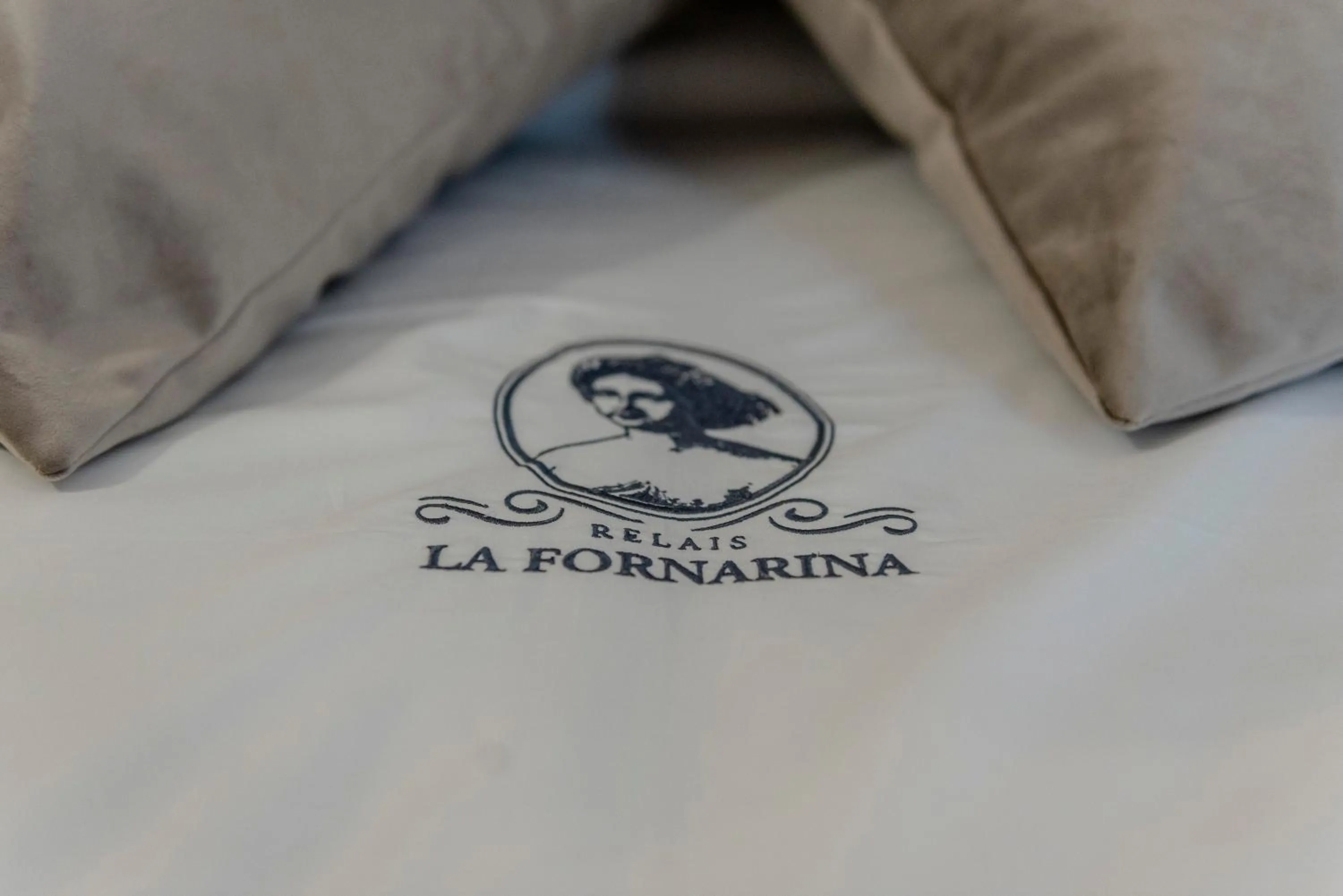 Logo/Certificate/Sign, Bed in Relais la Fornarina
