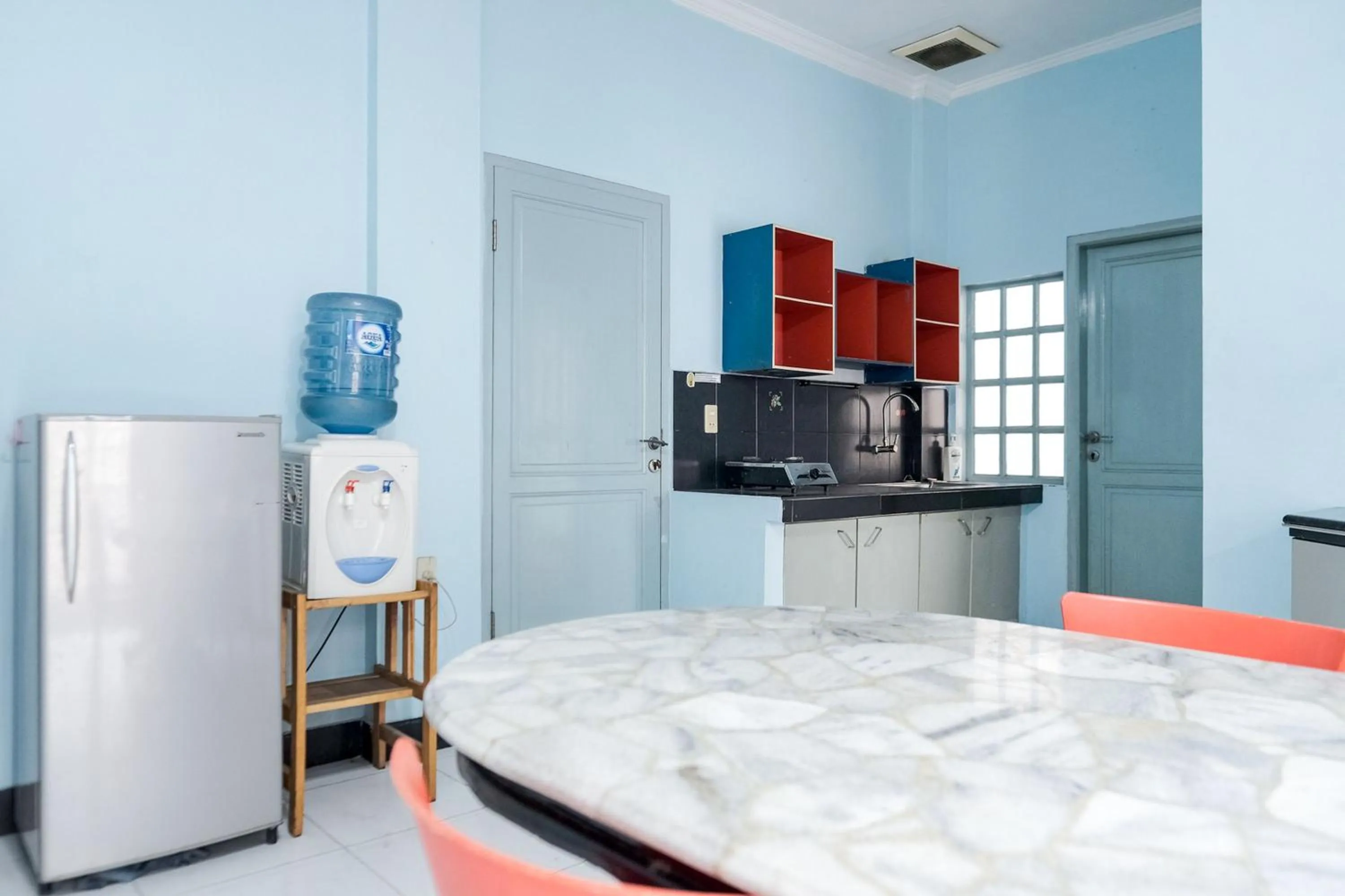 Kitchen or kitchenette in RedDoorz Plus @ Jalan Iskandar Muda Medan