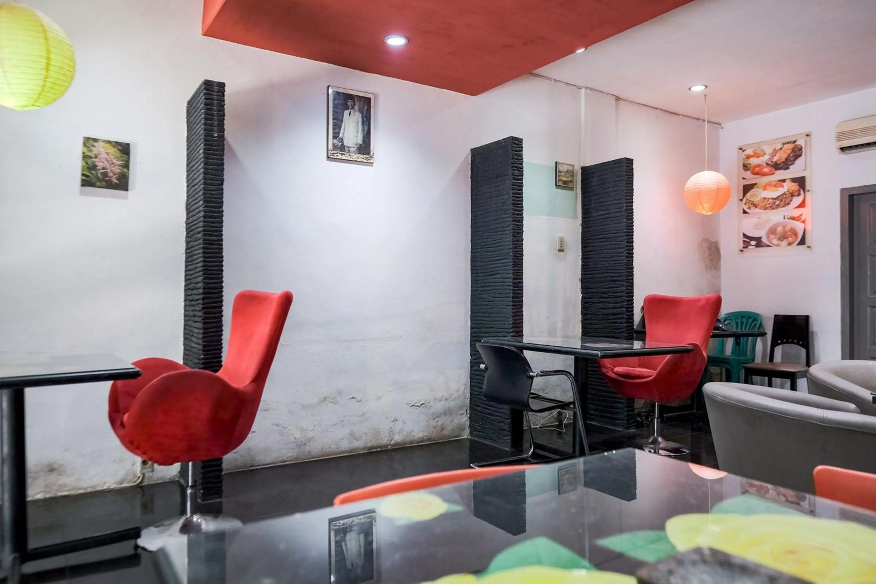 Seating area in RedDoorz Plus @ Jalan Iskandar Muda Medan