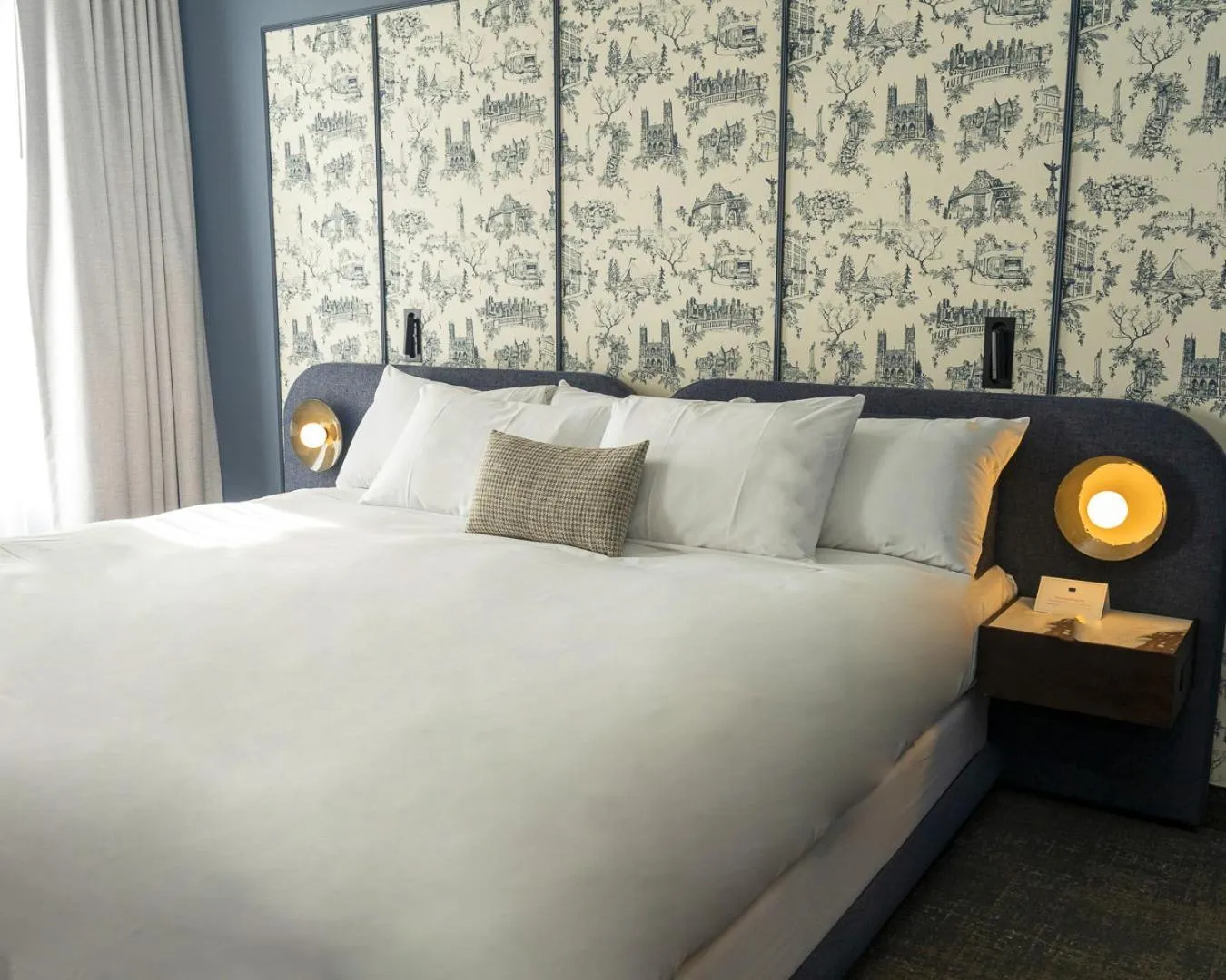 Bed in Hôtel Saint-Sulpice