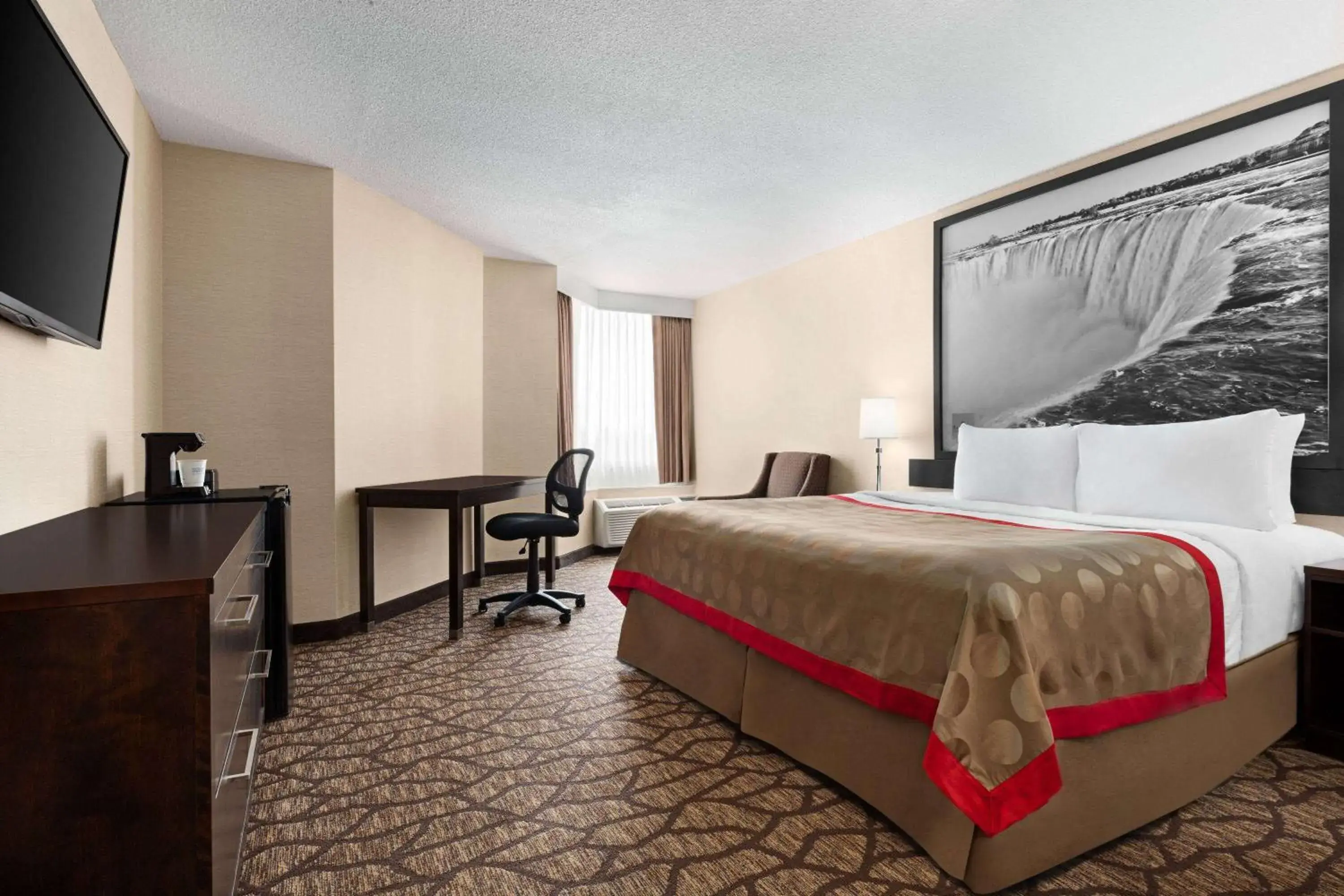 Photo of the whole room, Bed in Ramada By Wyndham Niagara Falls near the Falls Photo of the whole room, Bed in Ramada By Wyndham Niagara Falls near the Falls