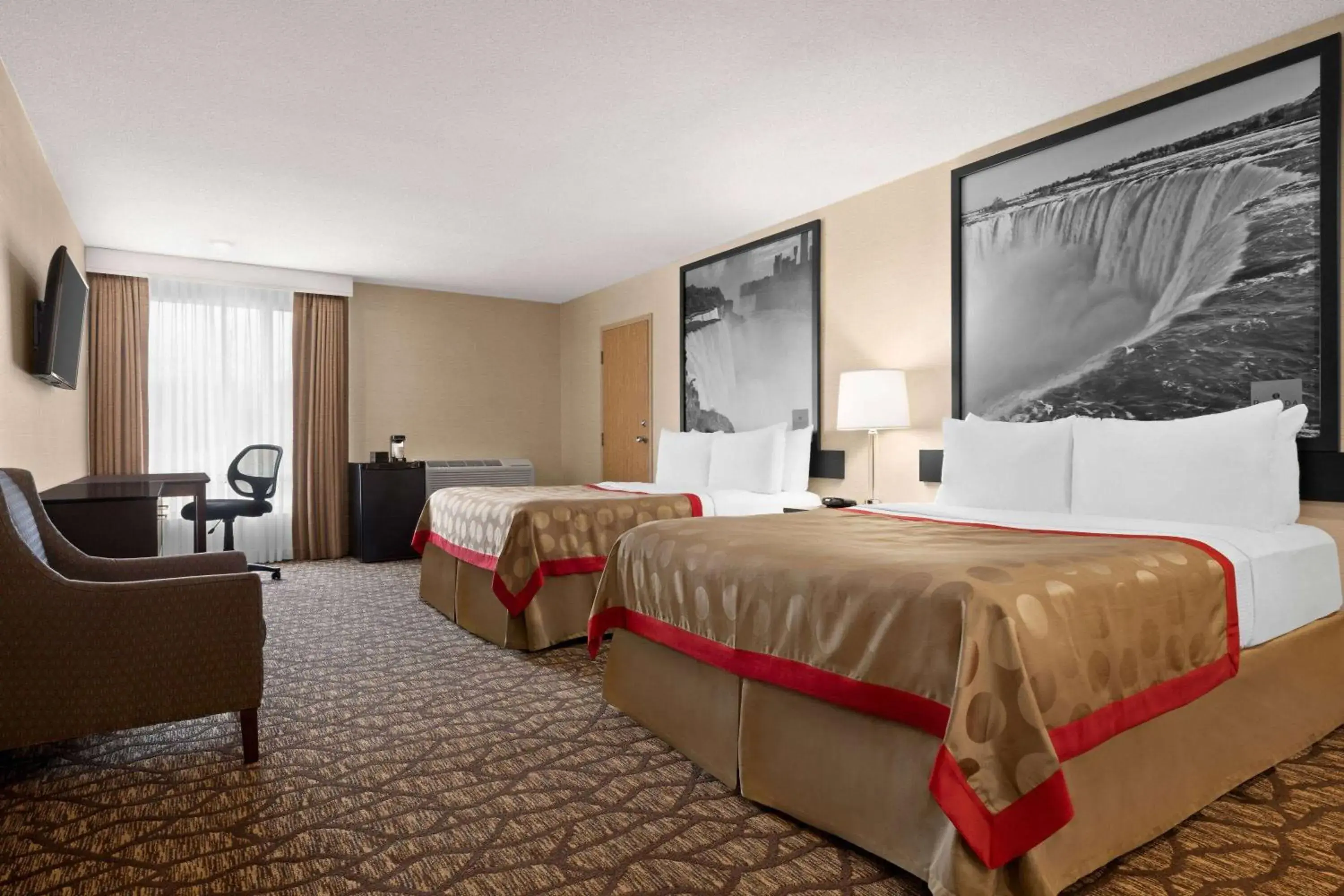 Photo of the whole room, Bed in Ramada By Wyndham Niagara Falls near the Falls Photo of the whole room, Bed in Ramada By Wyndham Niagara Falls near the Falls