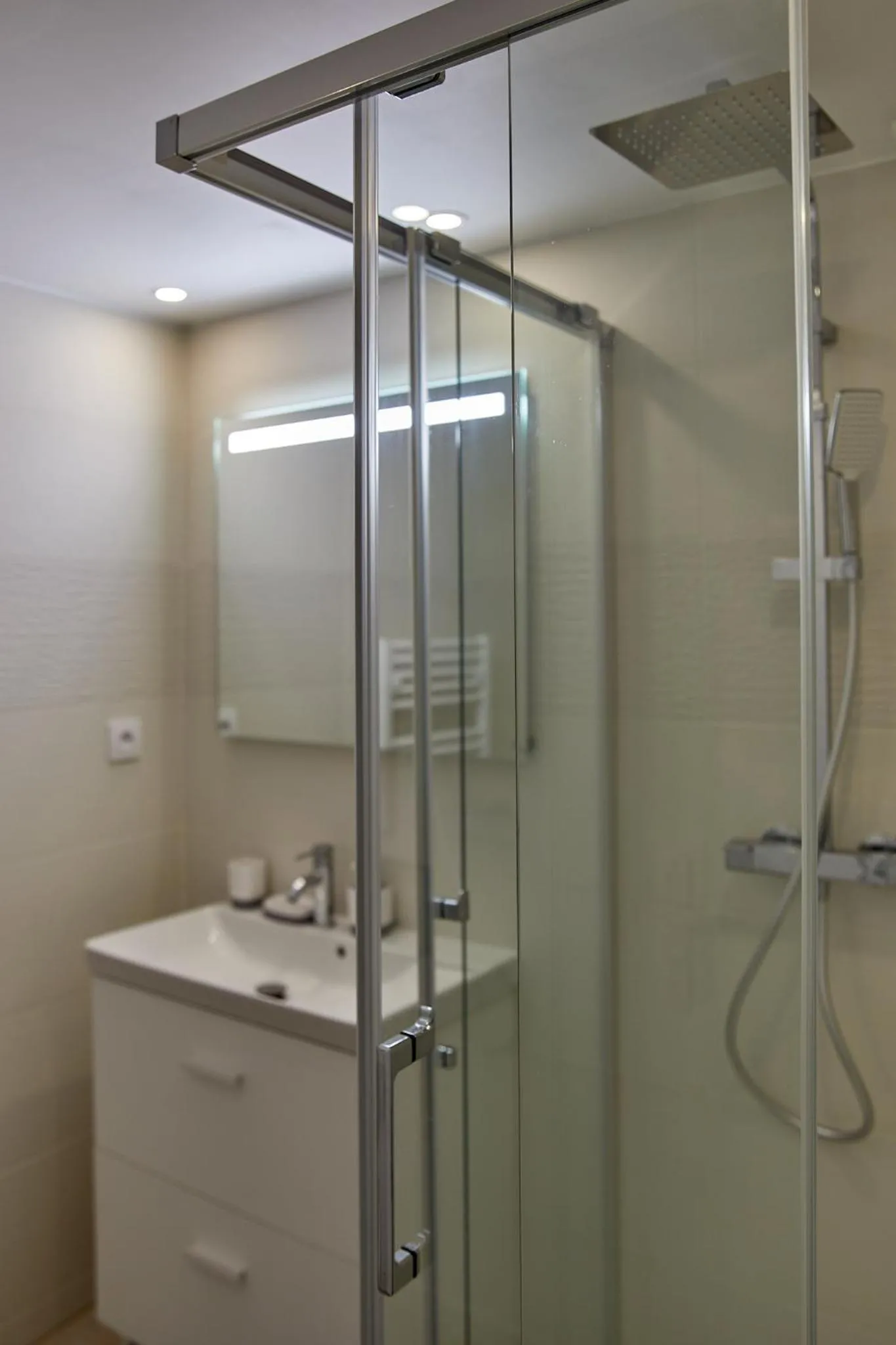 Bathroom in La Breizhidence