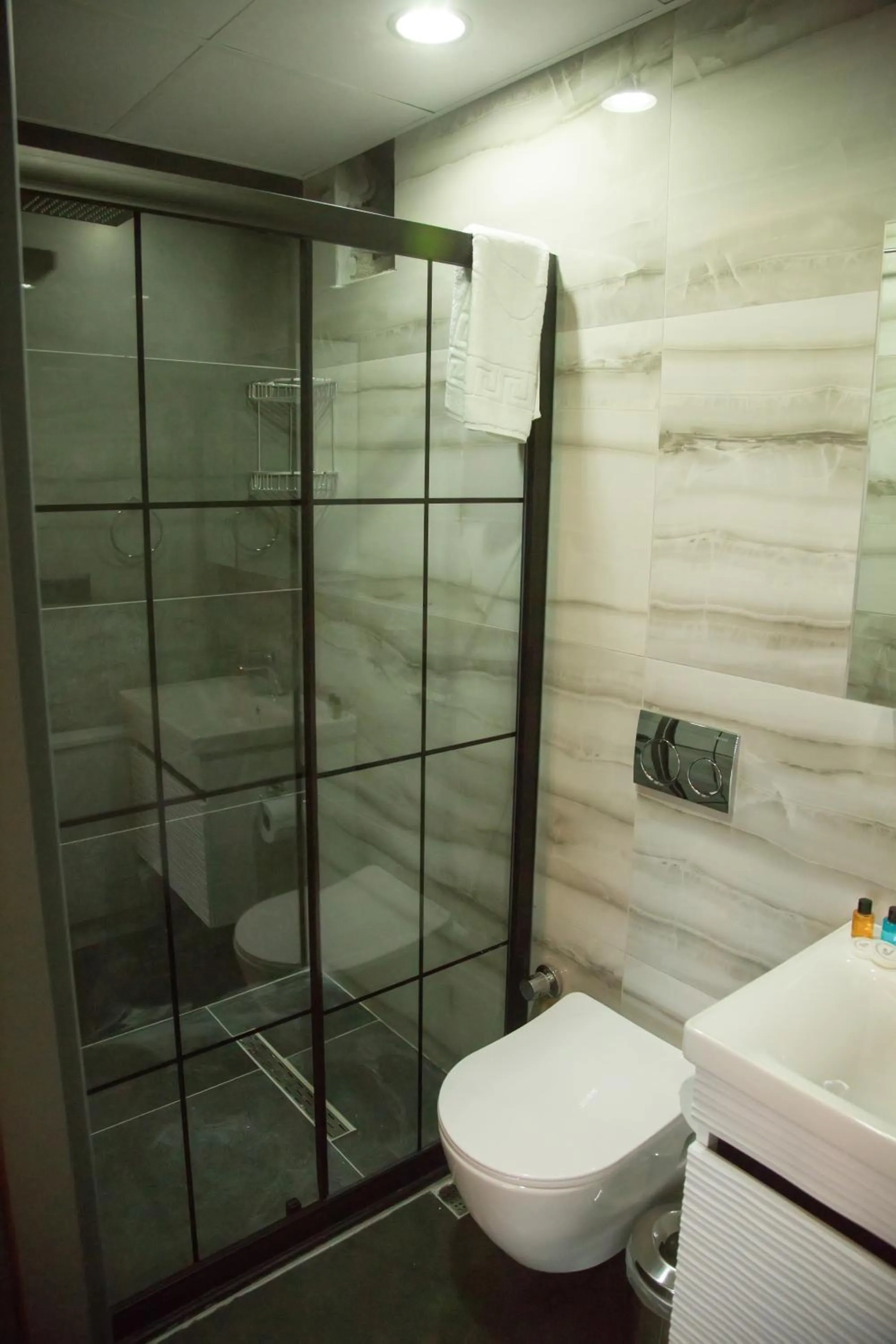 Bathroom in Ceneviz Suit Hotel