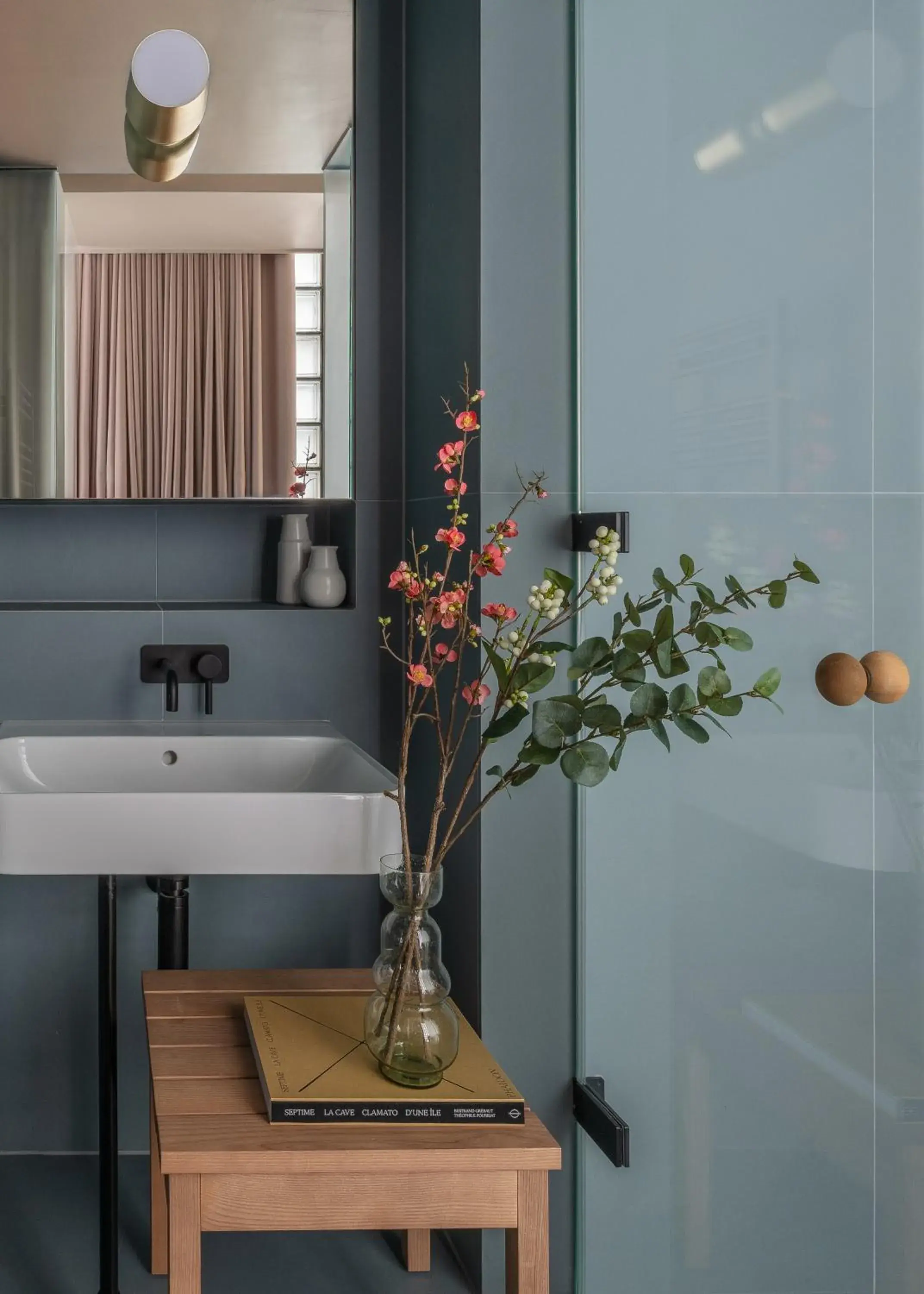 Bathroom in Buckle Street Studios by Locke, Aldgate Bathroom in Buckle Street Studios by Locke, Aldgate