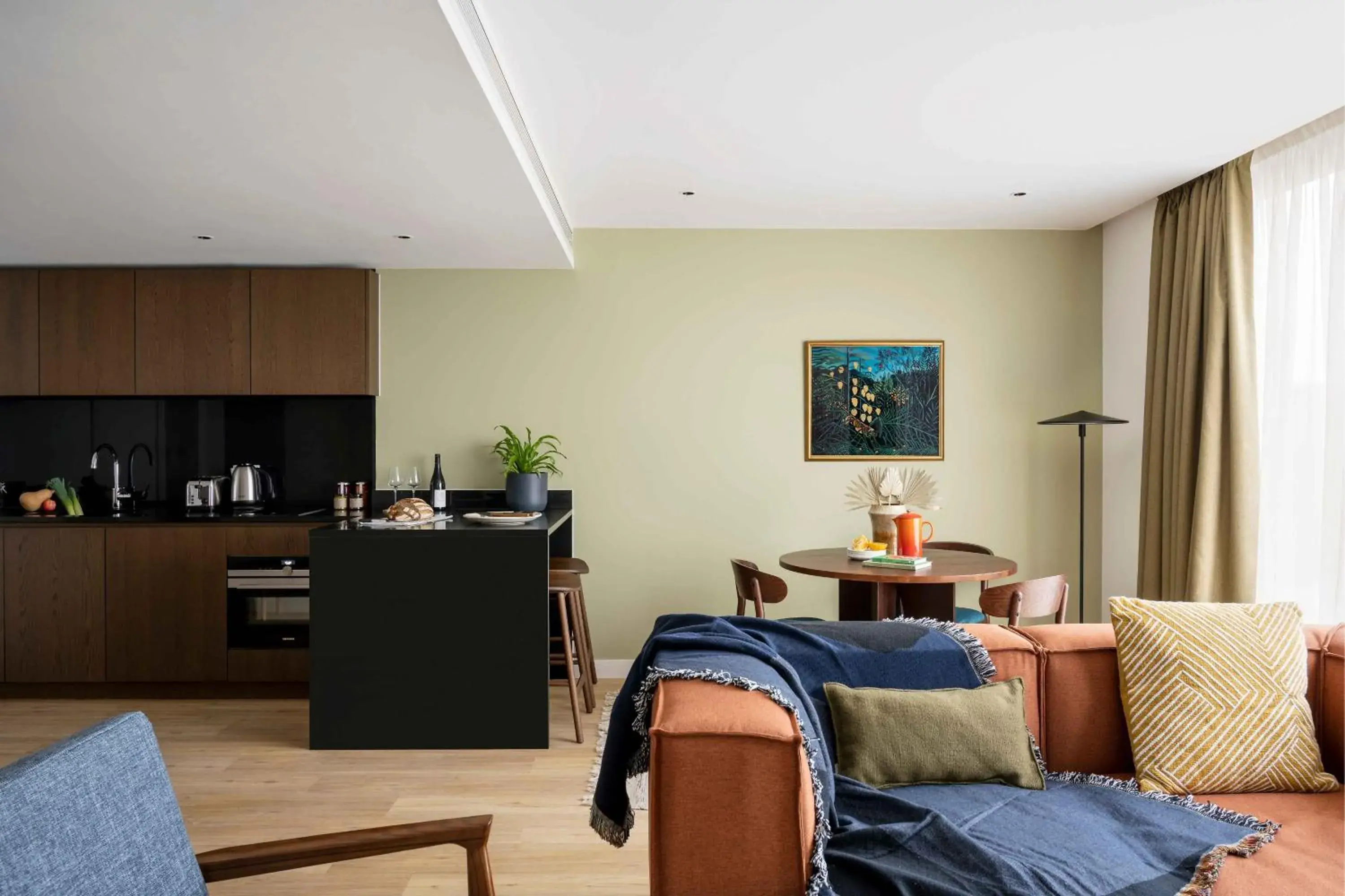 Living room in Cove Landmark Pinnacle Living room in Cove Landmark Pinnacle