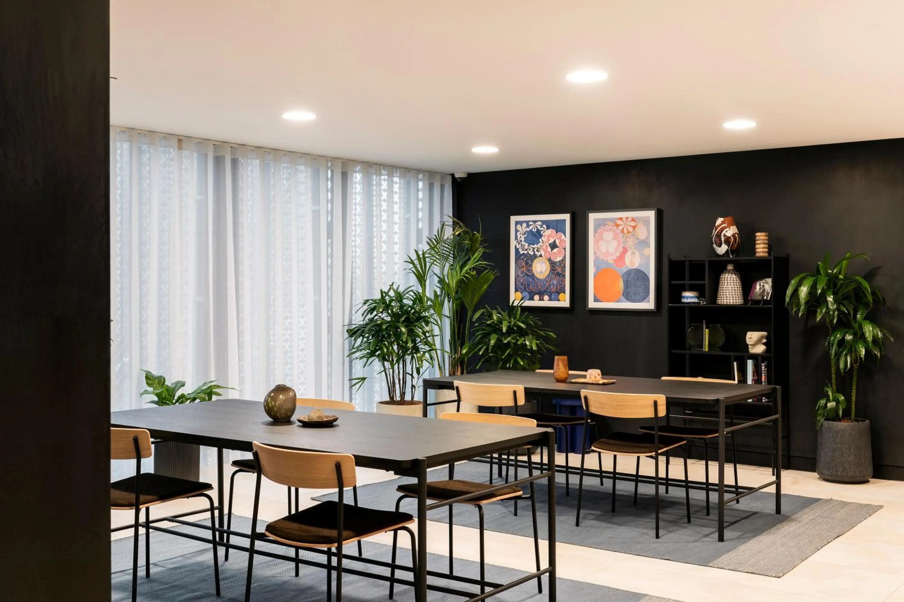 Seating area in Cove Landmark Pinnacle