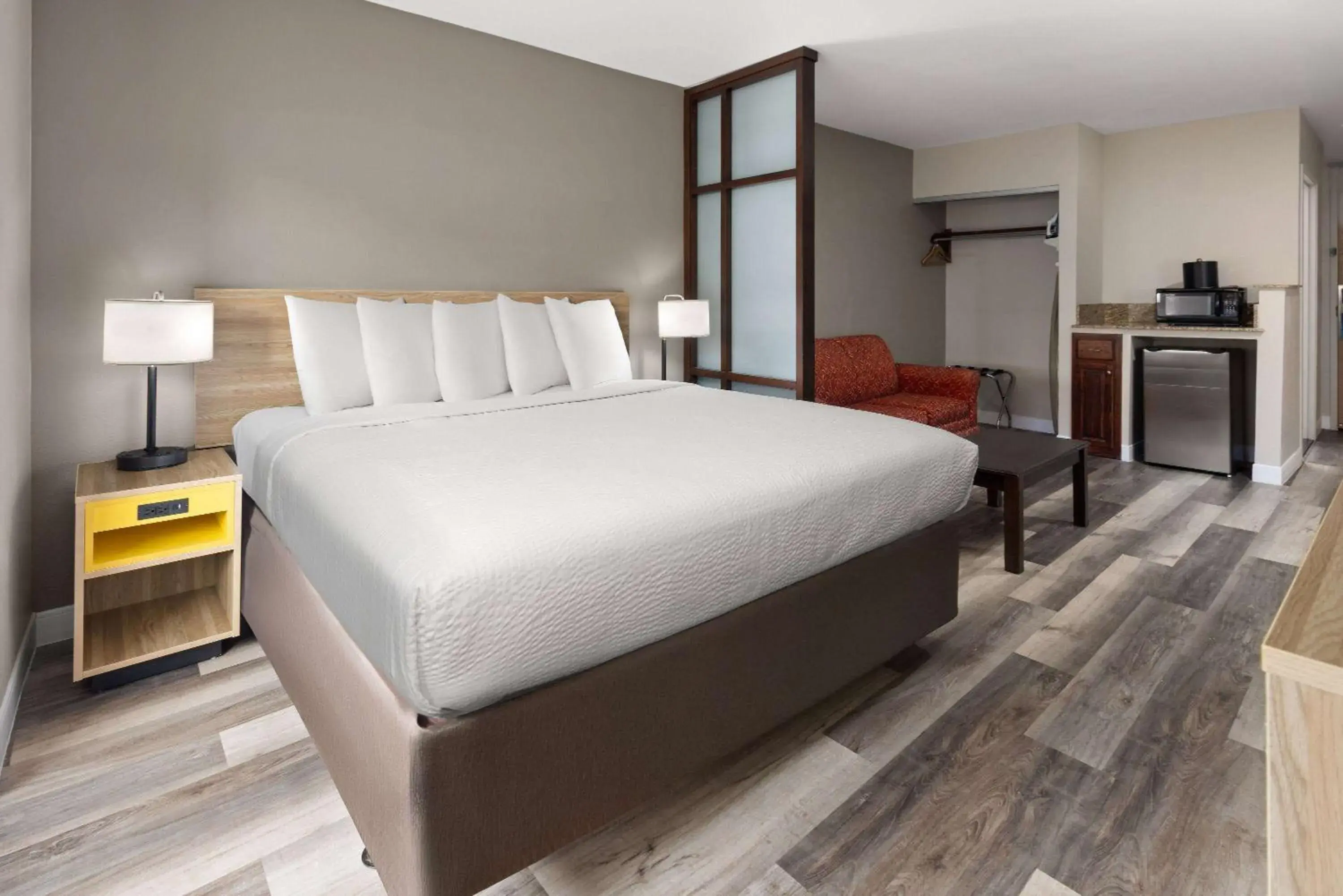 Photo of the whole room, Bed in Days Inn by Wyndham Jackson Downtown Photo of the whole room, Bed in Days Inn by Wyndham Jackson Downtown