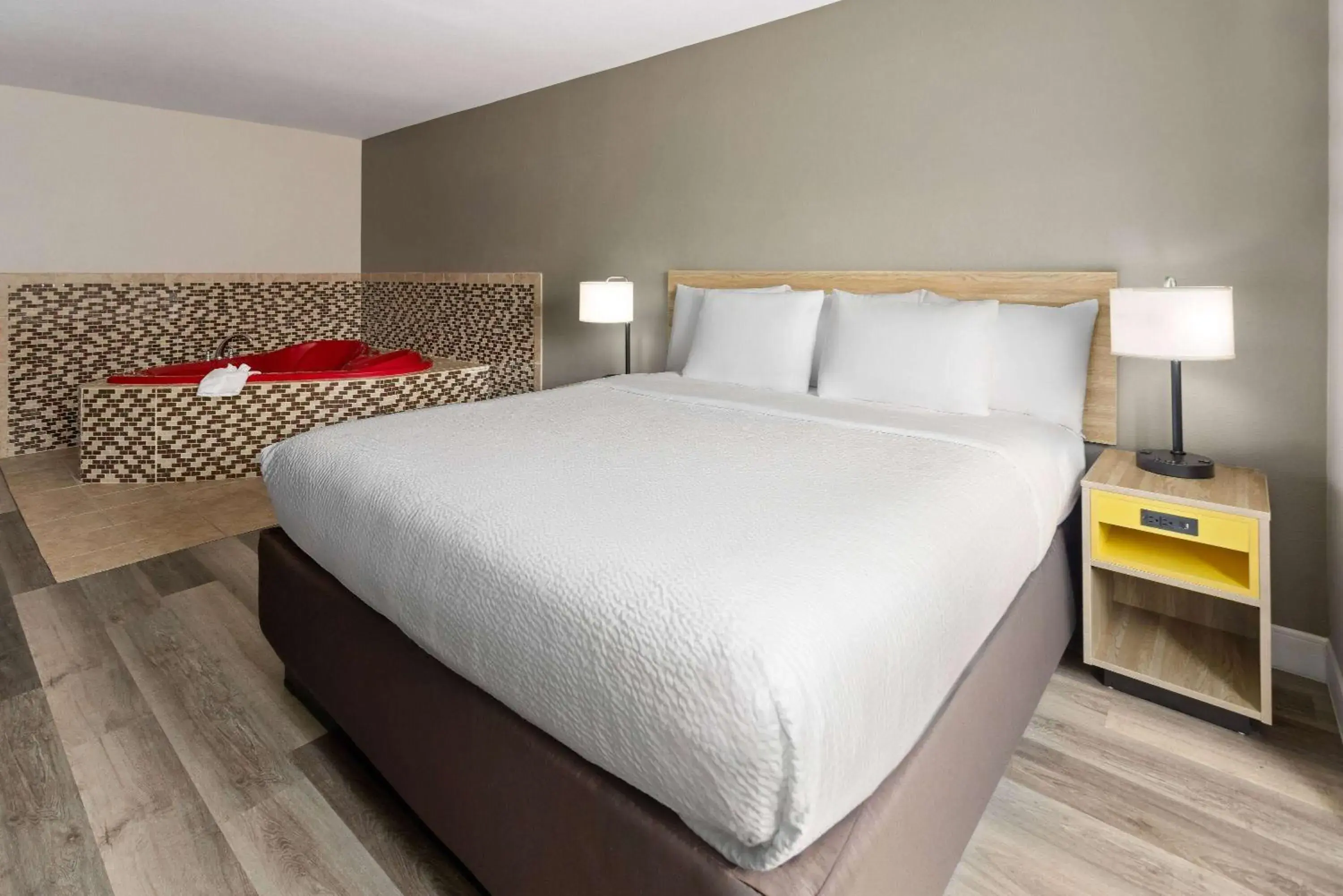 Bath, Bed in Days Inn by Wyndham Jackson Downtown Bath, Bed in Days Inn by Wyndham Jackson Downtown