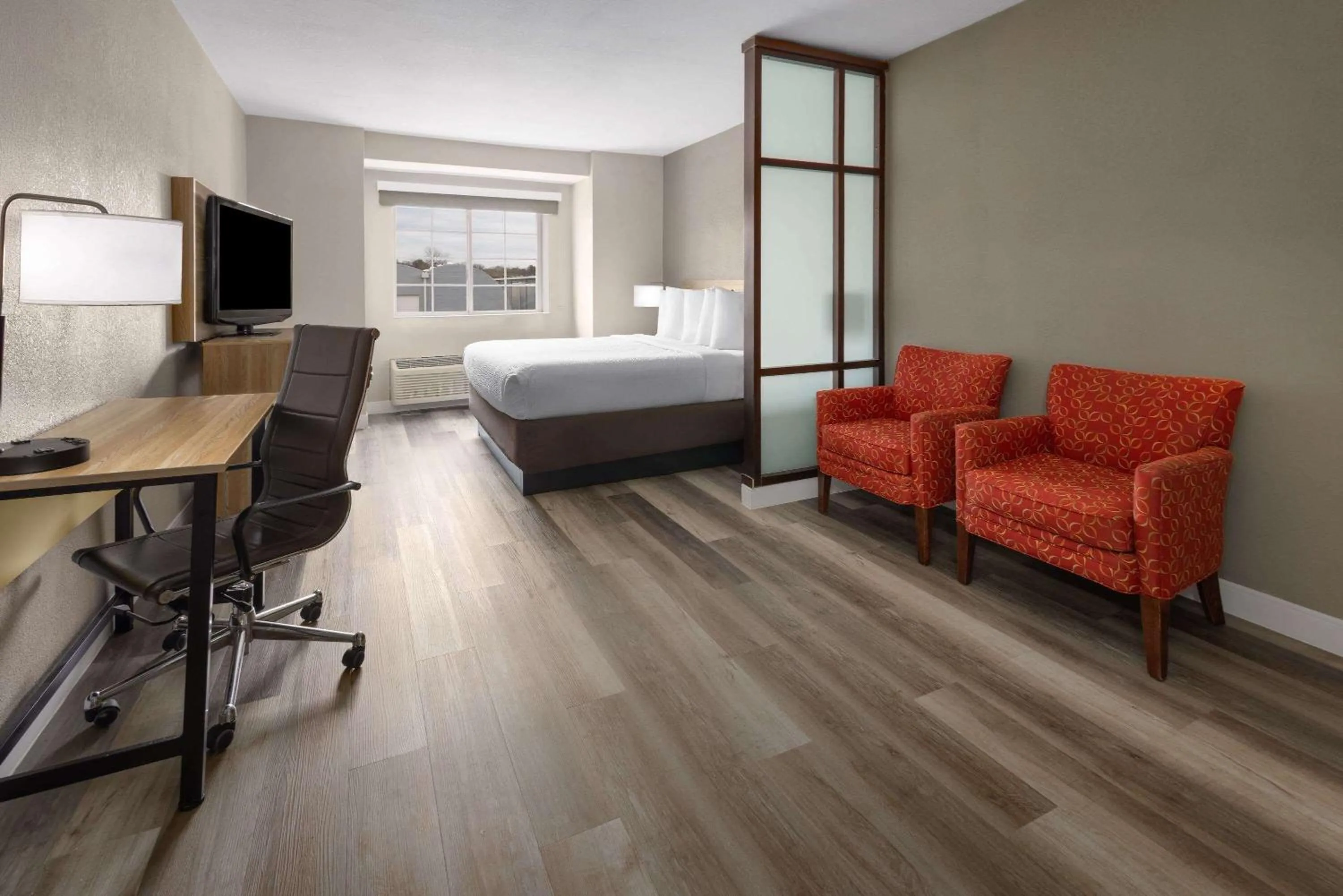 Photo of the whole room, Bed in Days Inn by Wyndham Jackson Downtown