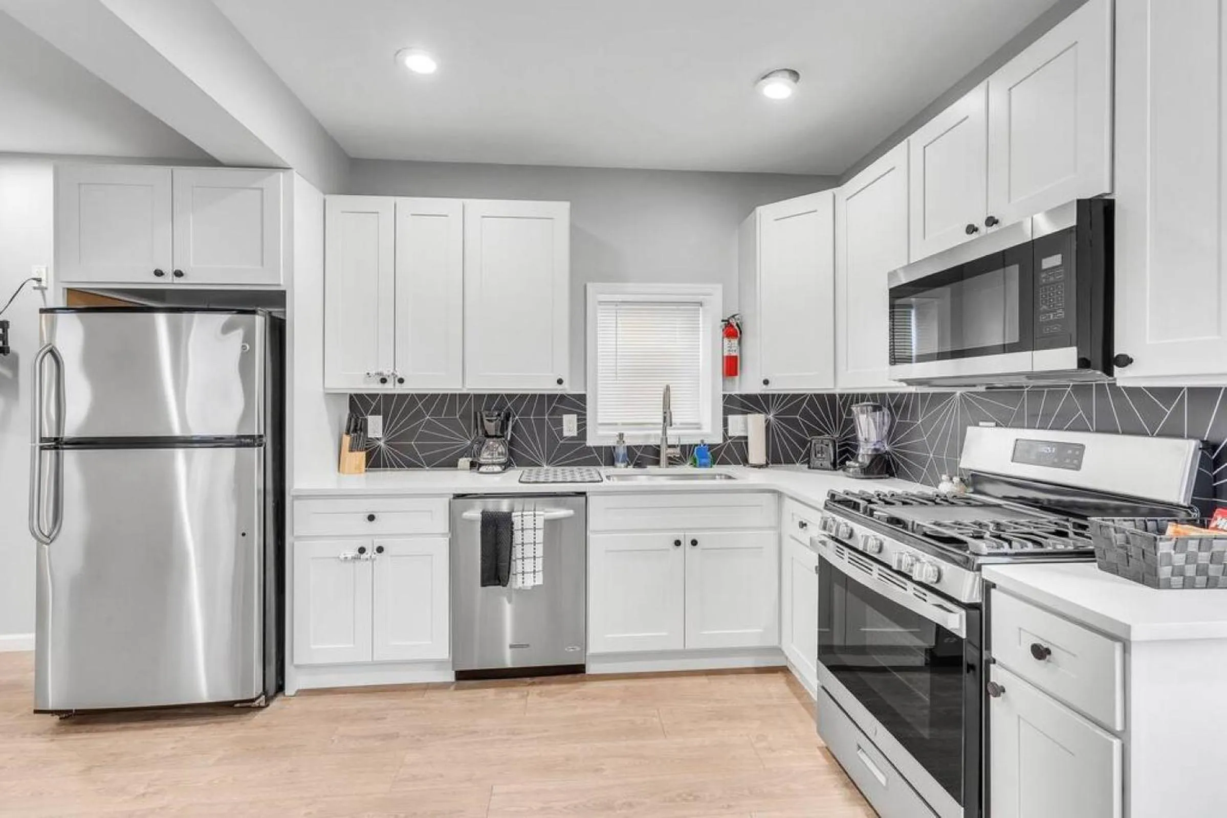 Kitchen or kitchenette in Dave and Busters, Outlets, Convention Center across street w Parking - Sleeps 15