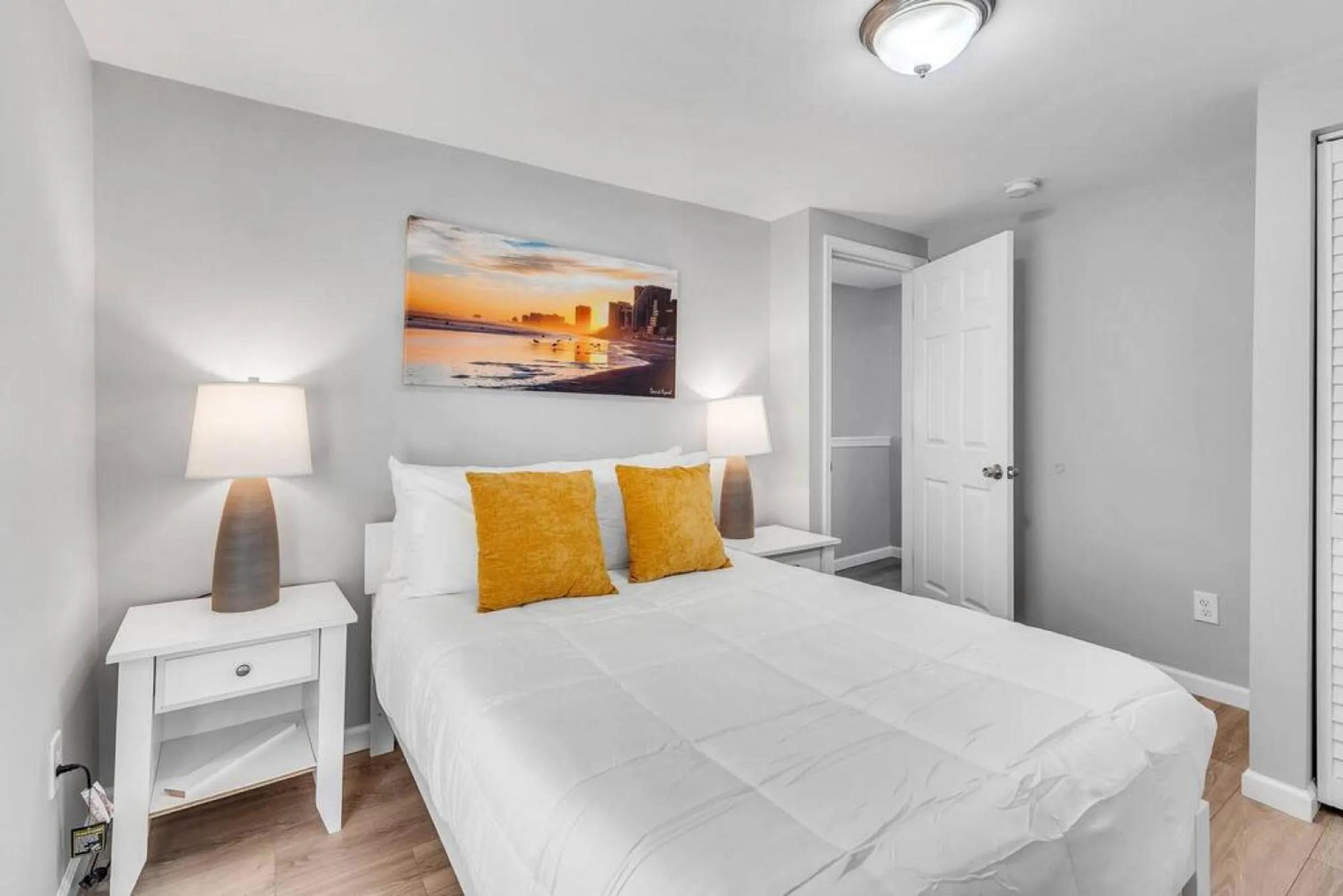 Bed in Dave and Busters, Outlets, Convention Center across street w Parking - Sleeps 15