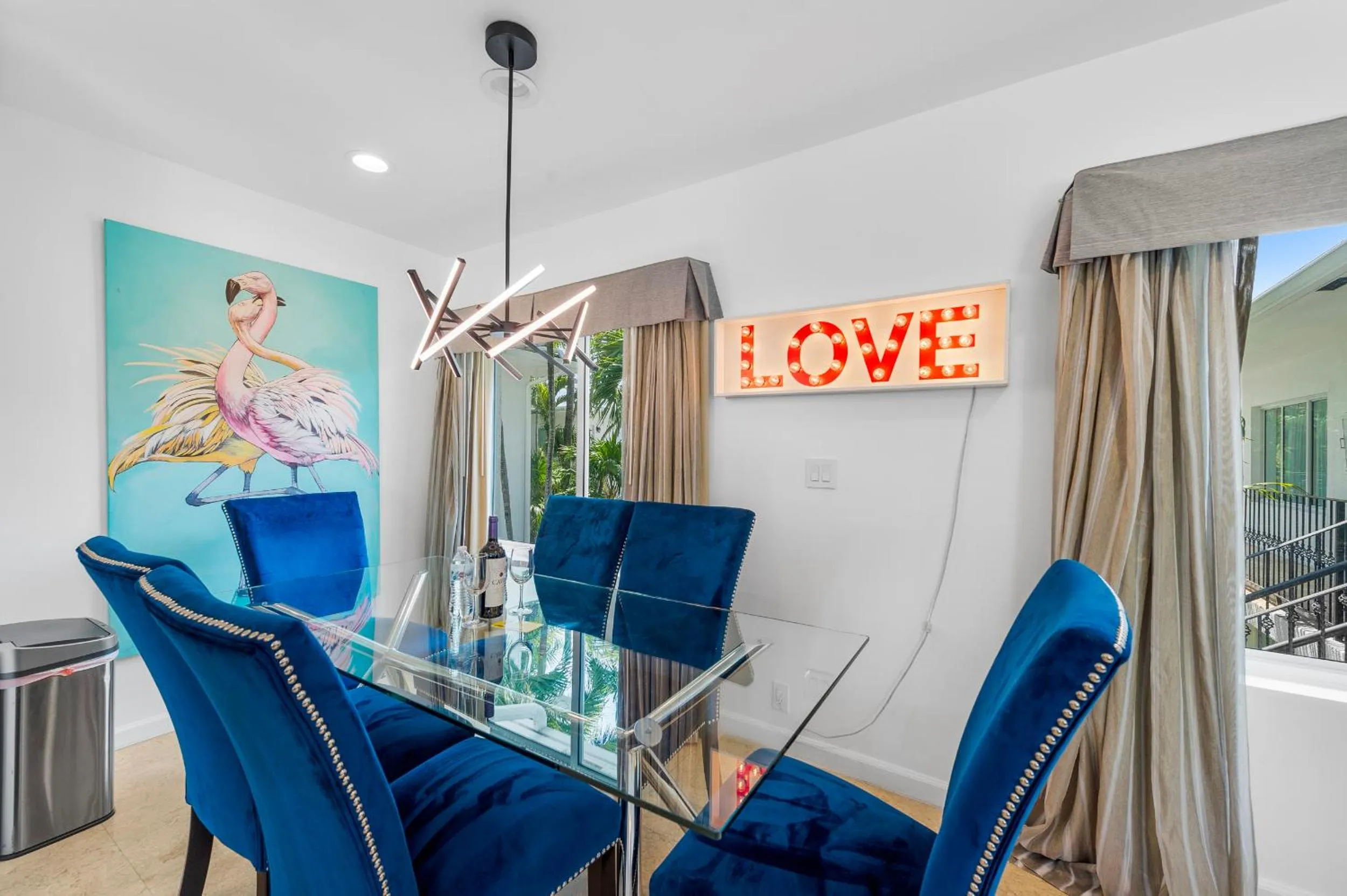 Dining area in Isle of Venice Residence and Marina