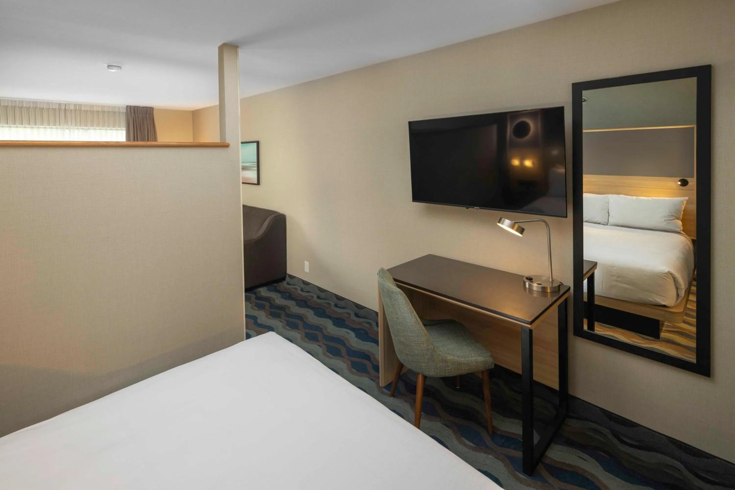 TV and multimedia, Bed in Accent Inns Vancouver Airport