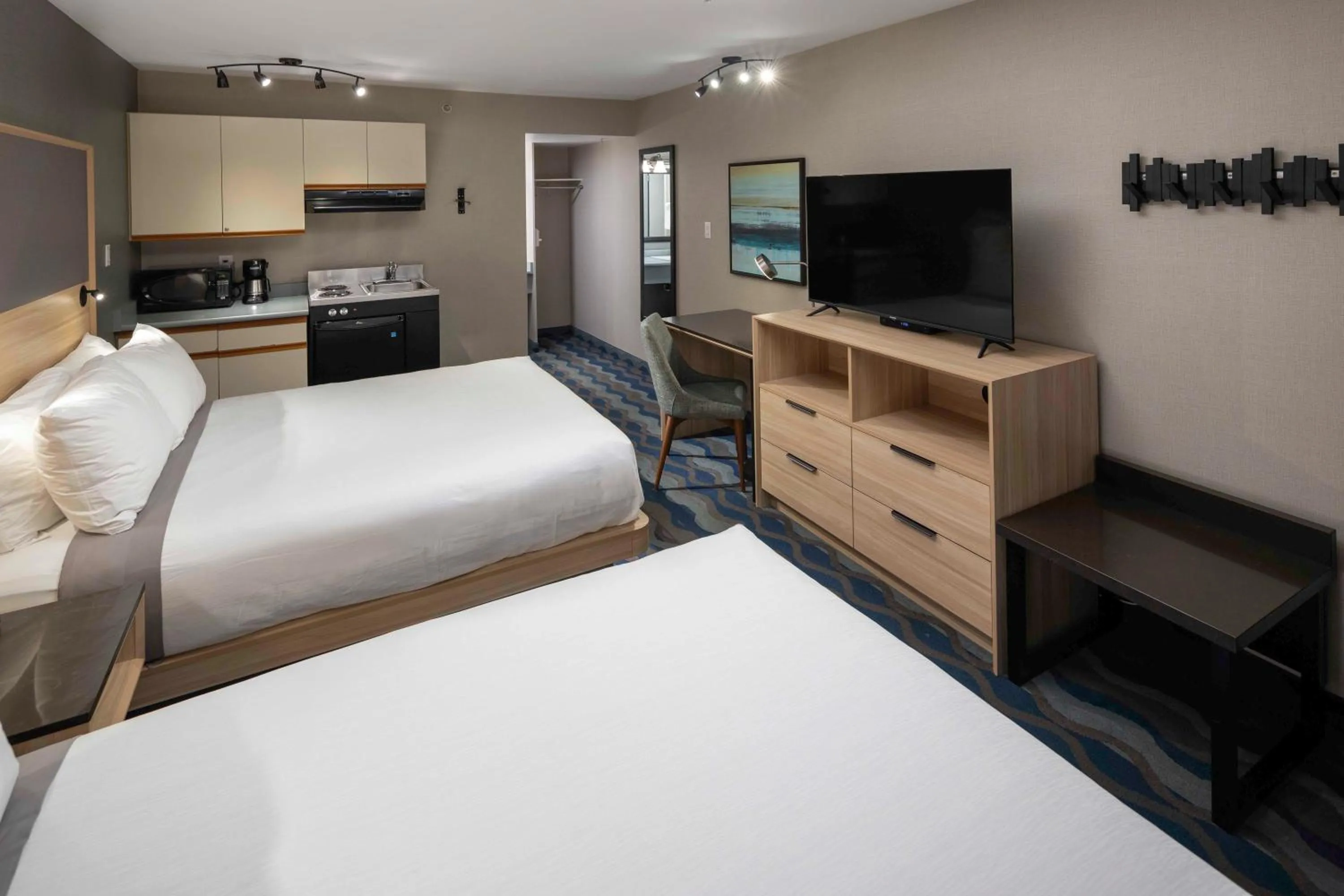 Kitchen or kitchenette, Bed in Accent Inns Vancouver Airport