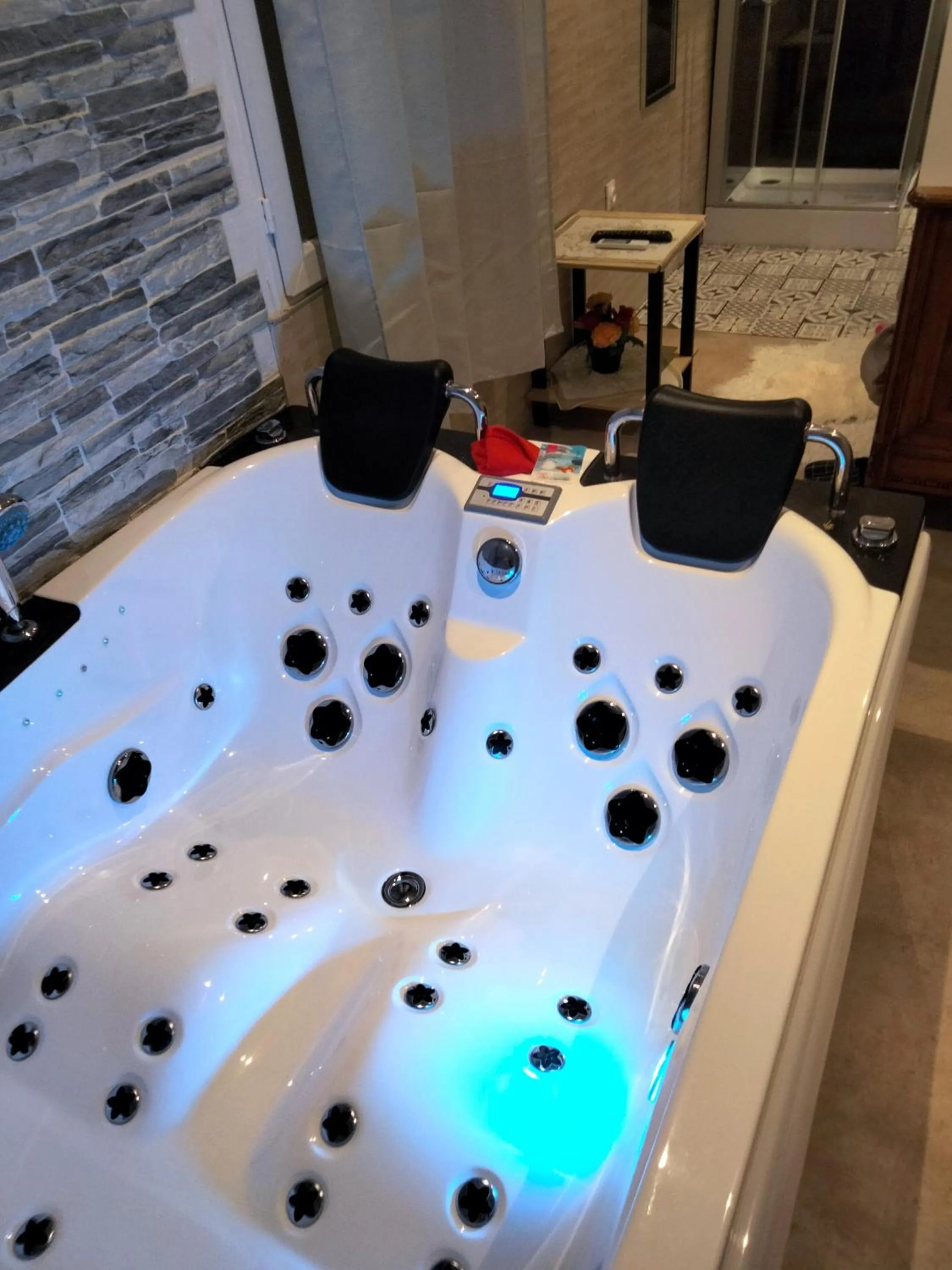 Chambre meublée indépendante, jacuzzi dans la chambre située à Amblainville à 35 minutes de Paris