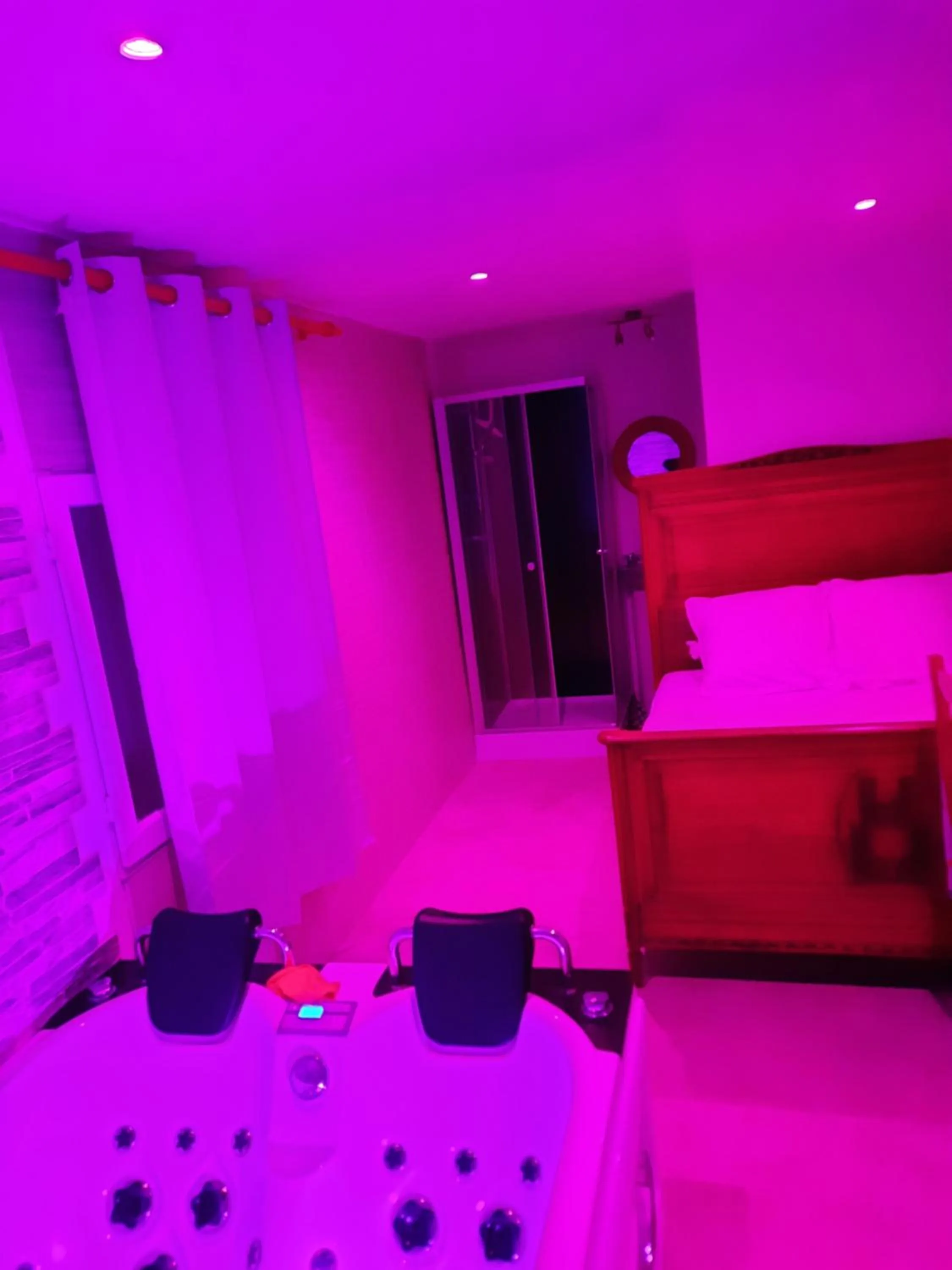 Bed in Chambre meublée indépendante, jacuzzi dans la chambre située à Amblainville à 35 minutes de Paris