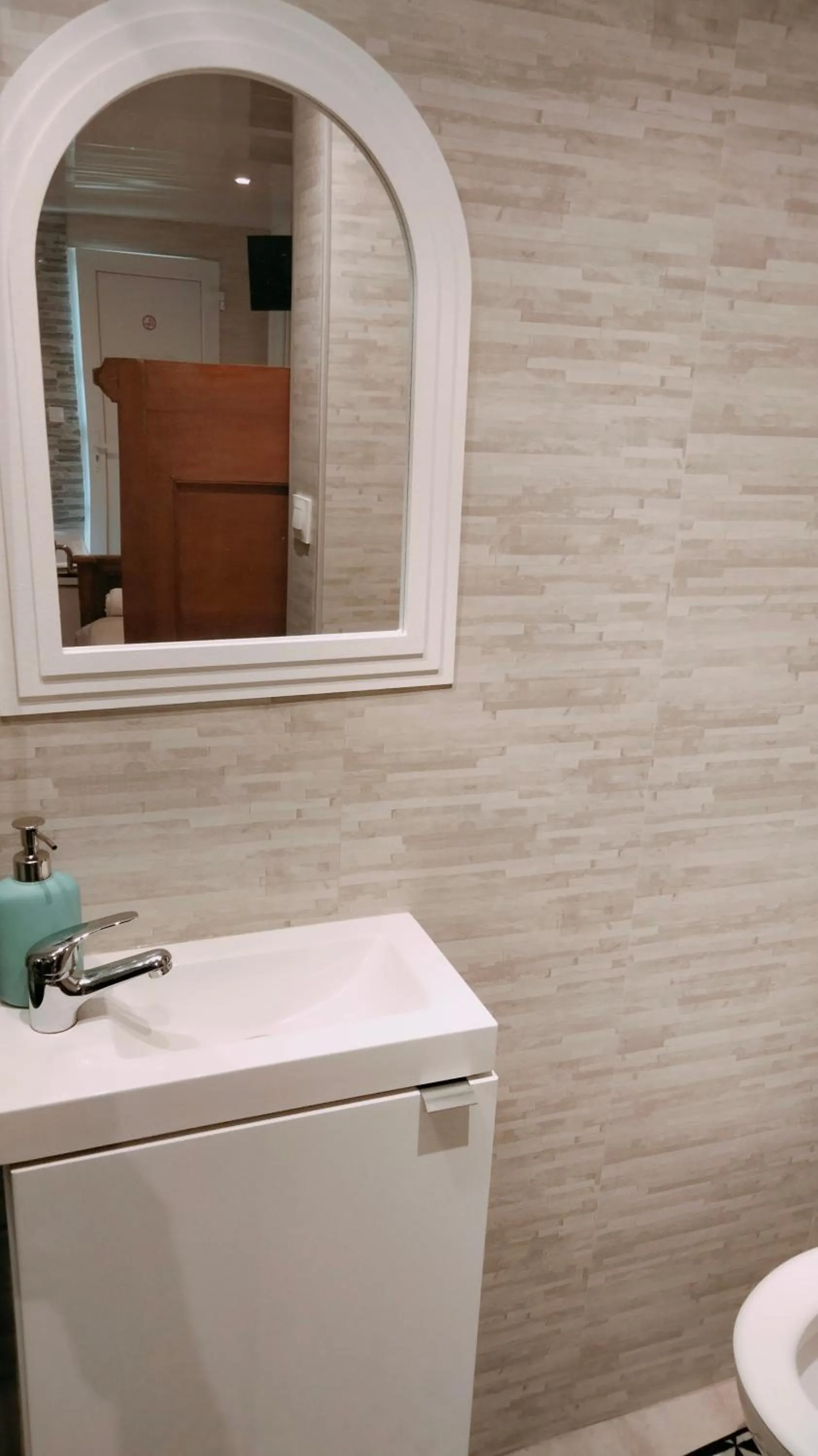 Chambre meublée indépendante, jacuzzi dans la chambre située à Amblainville à 35 minutes de Paris