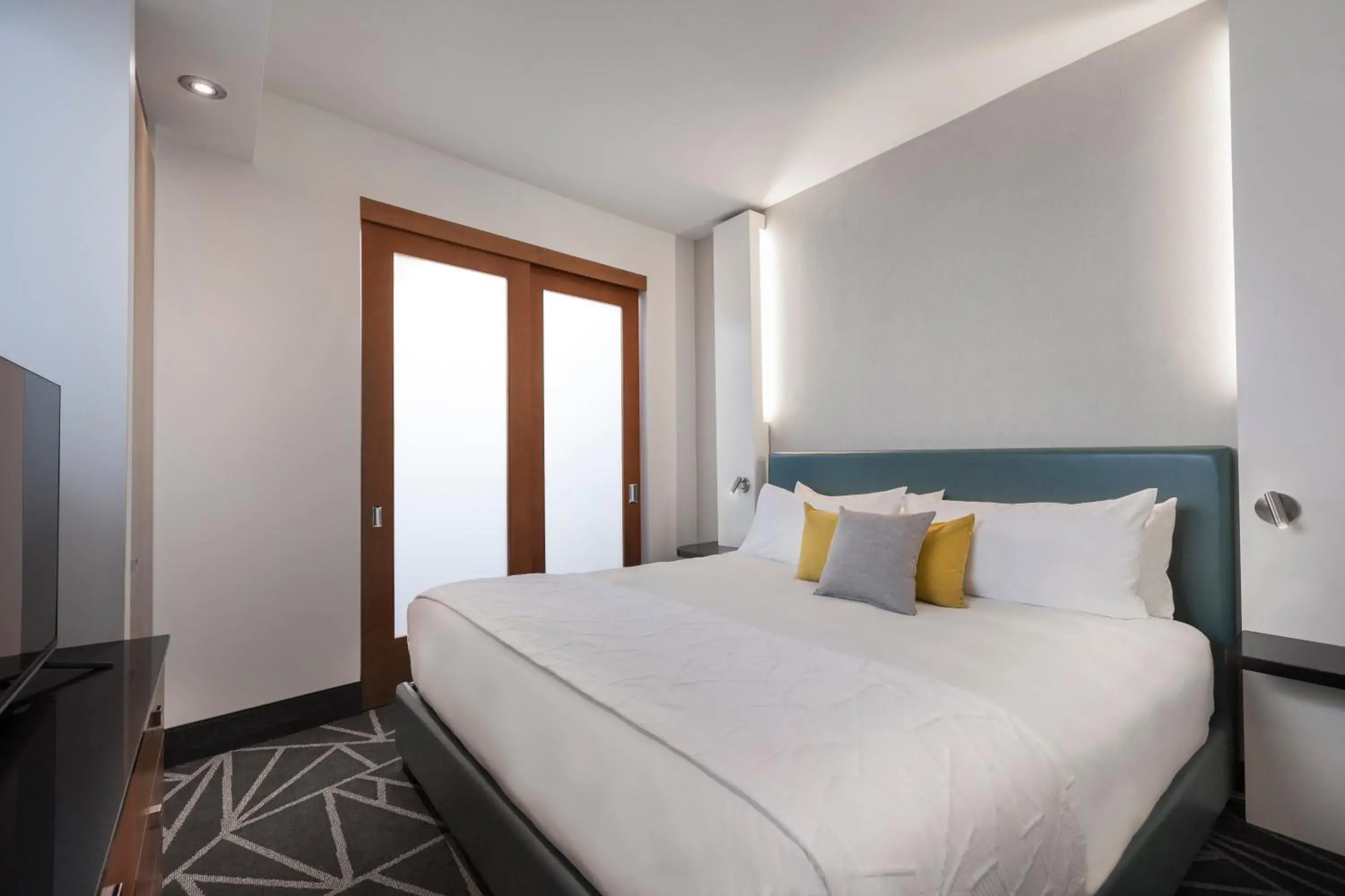 Bathroom, Bed in Warwick Le Crystal - Montréal Bathroom, Bed in Warwick Le Crystal - Montréal