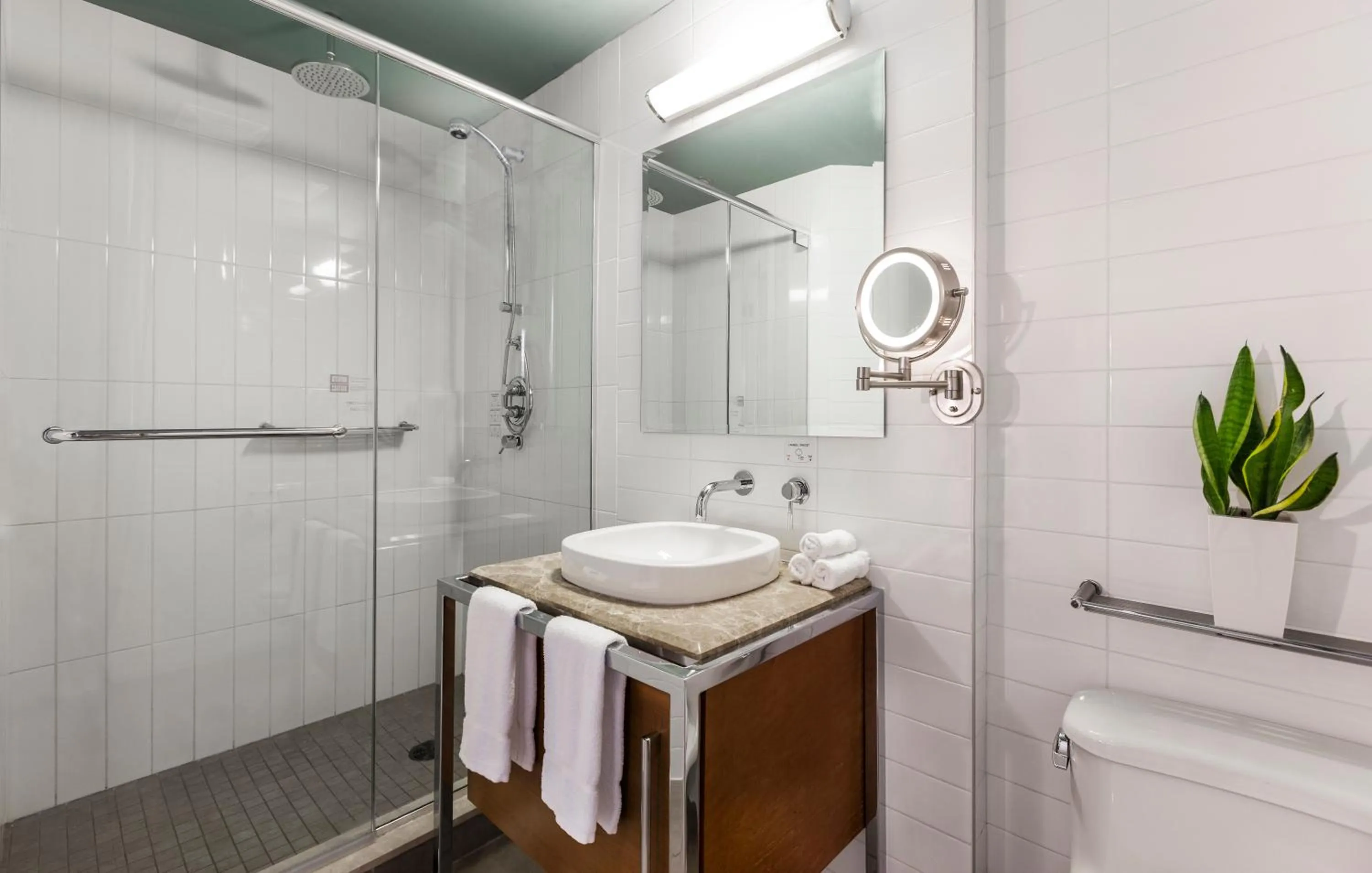 Bathroom in Warwick Le Crystal - Montréal