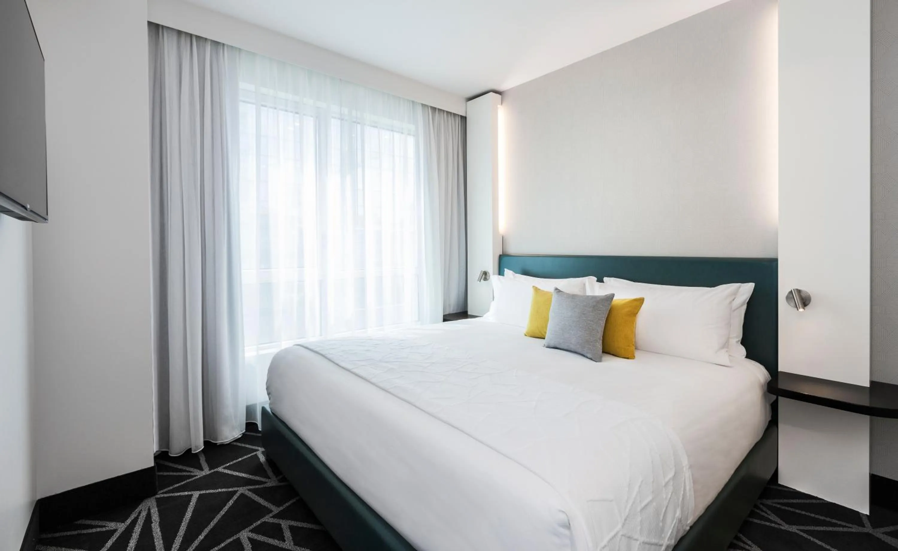 Shower, Bed in Warwick Le Crystal - Montréal