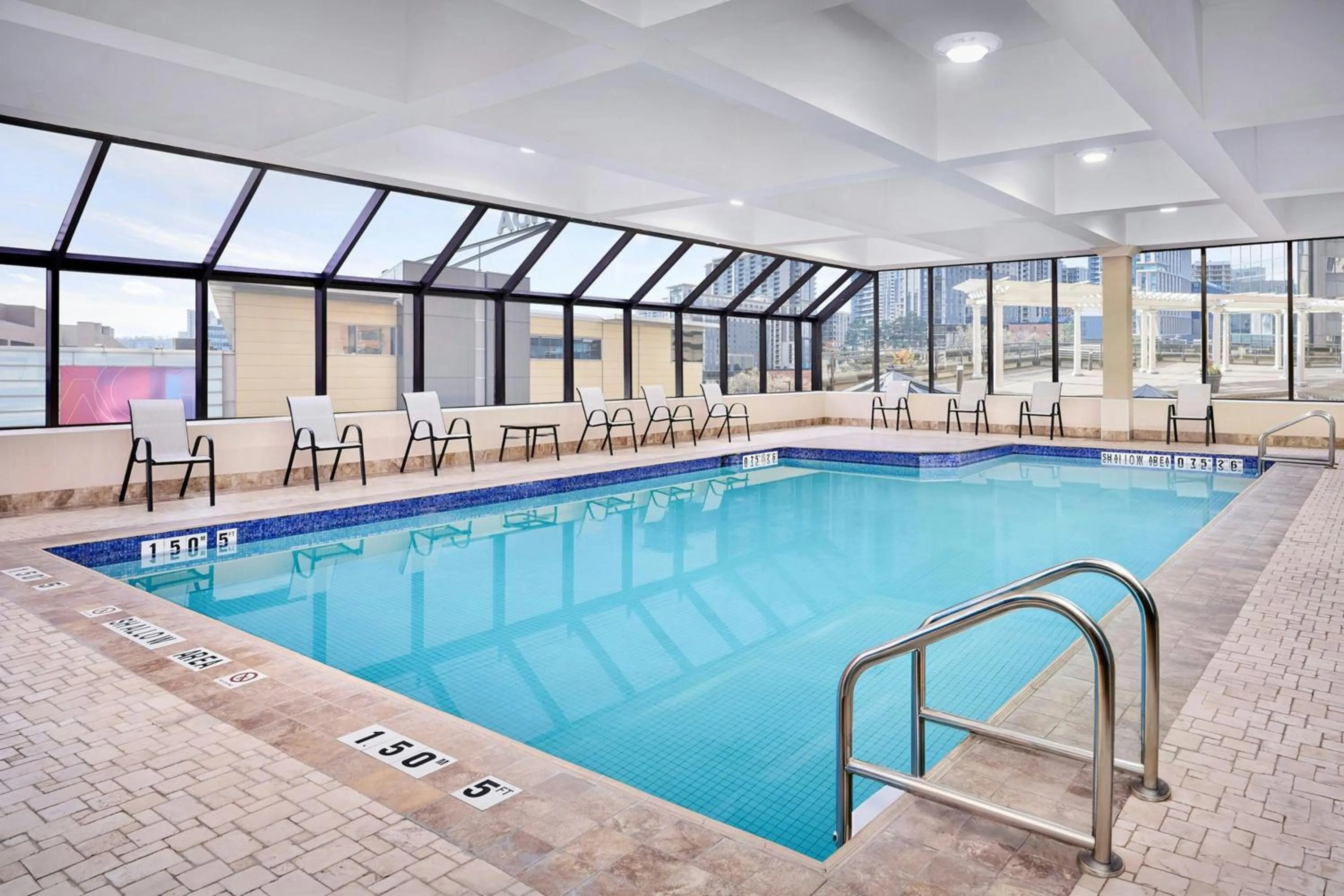 Swimming pool in Sheraton Hamilton Hotel
