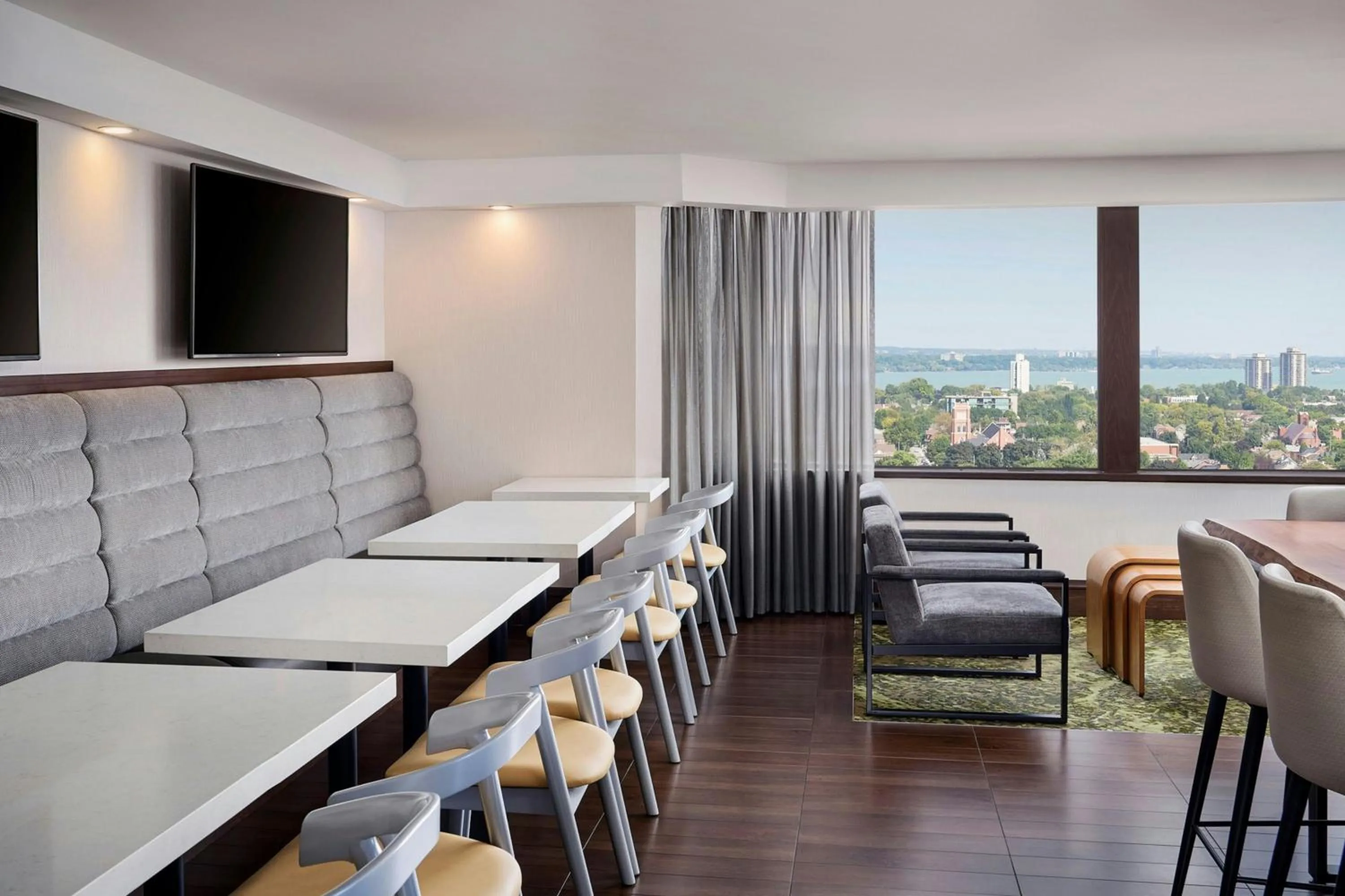 Lounge or bar in Sheraton Hamilton Hotel