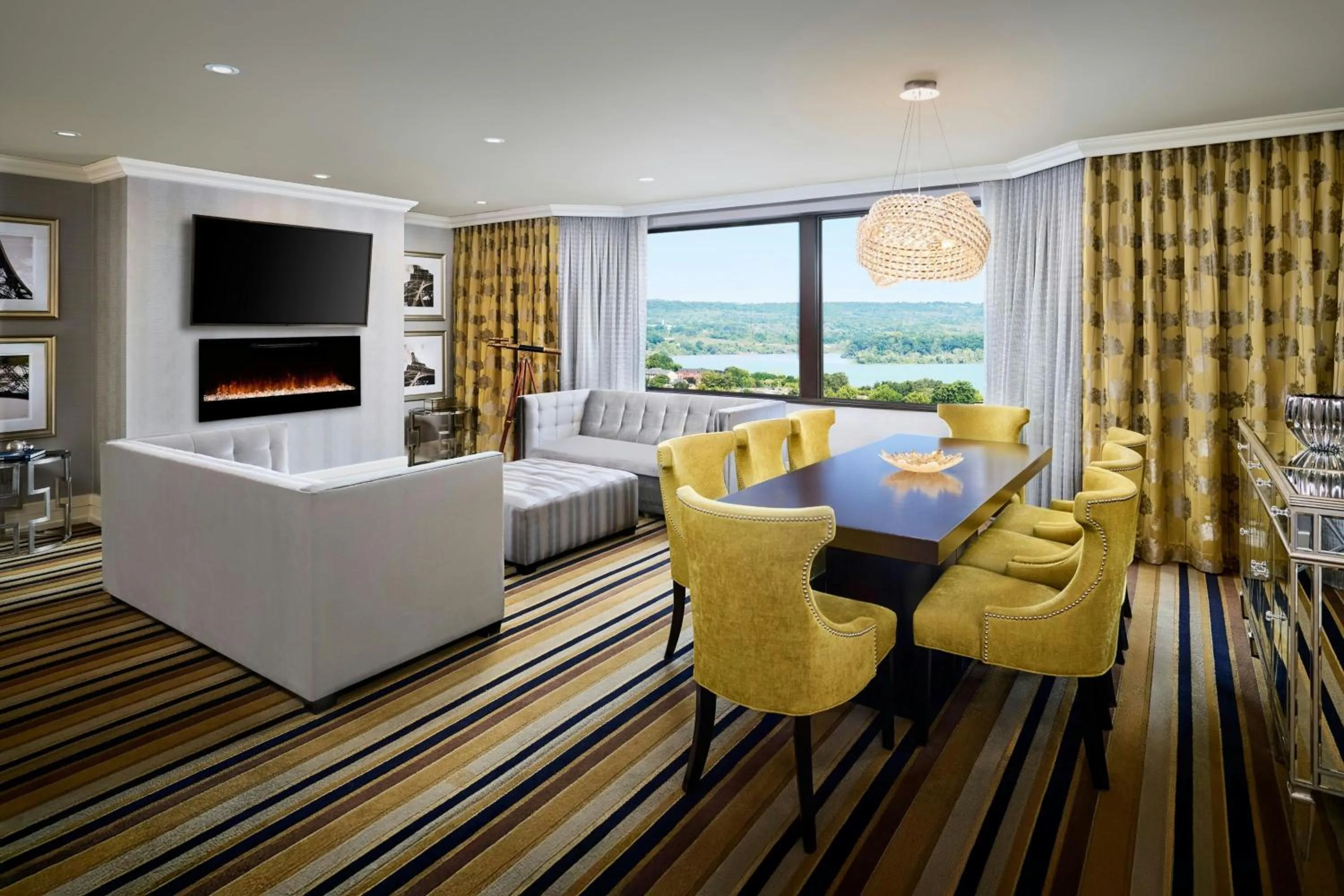 Photo of the whole room in Sheraton Hamilton Hotel