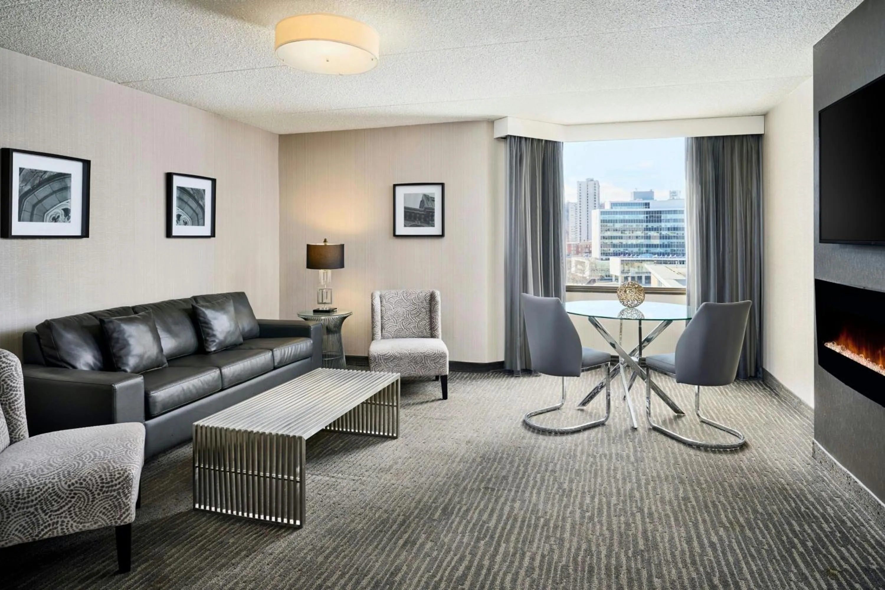 Photo of the whole room in Sheraton Hamilton Hotel