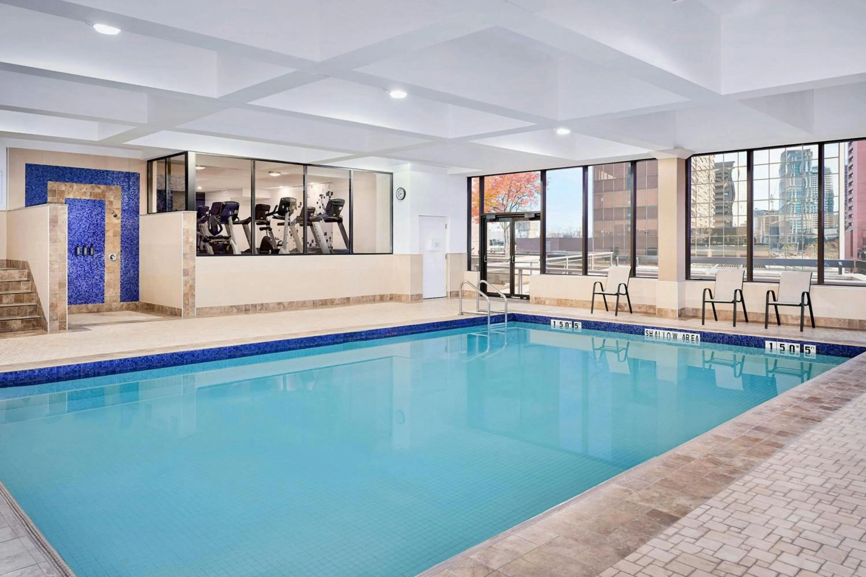 Swimming pool in Sheraton Hamilton Hotel