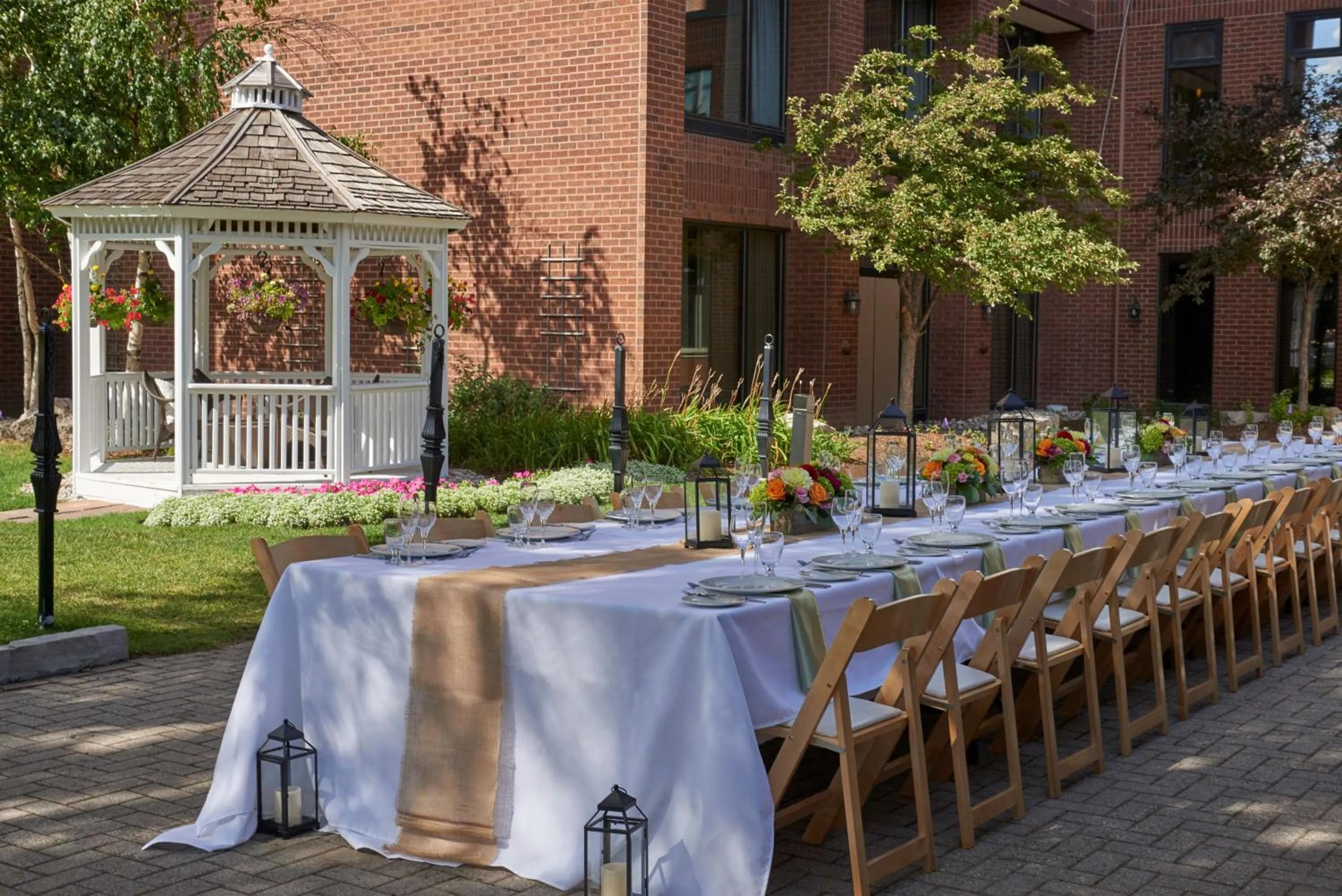 Dining area in Hilton Mississauga/Meadowvale