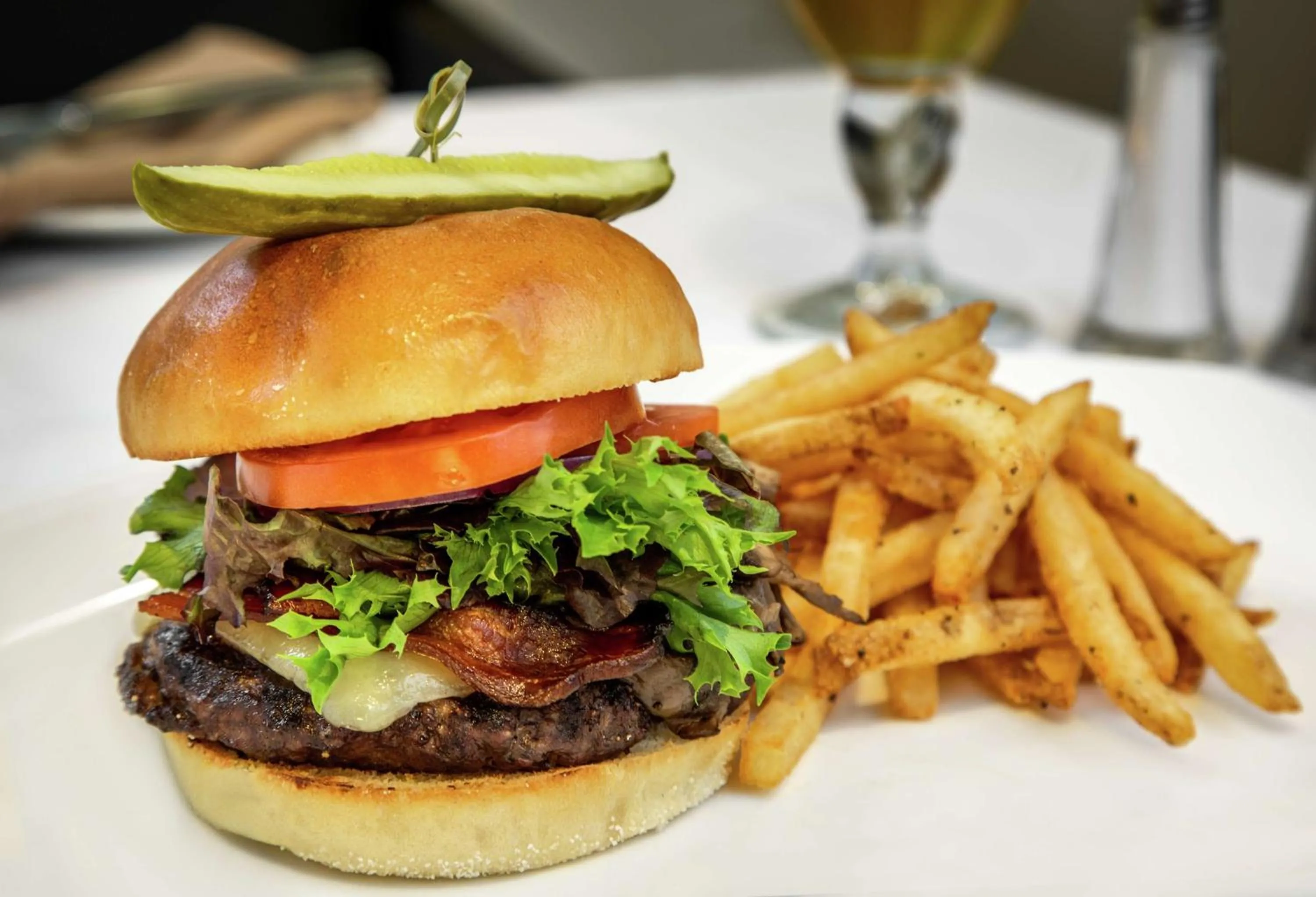 Dining area in Hilton Mississauga/Meadowvale