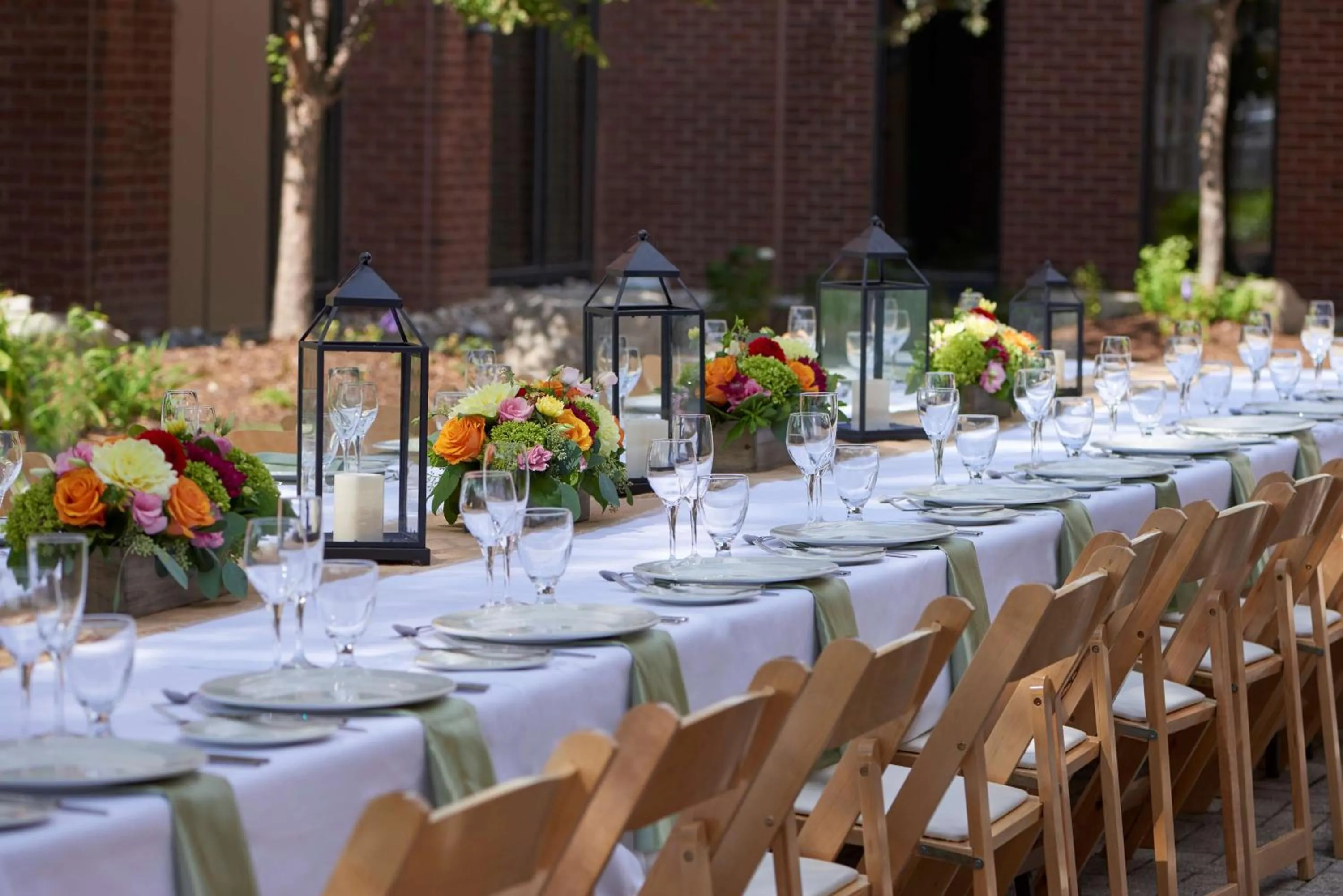 Dining area in Hilton Mississauga/Meadowvale
