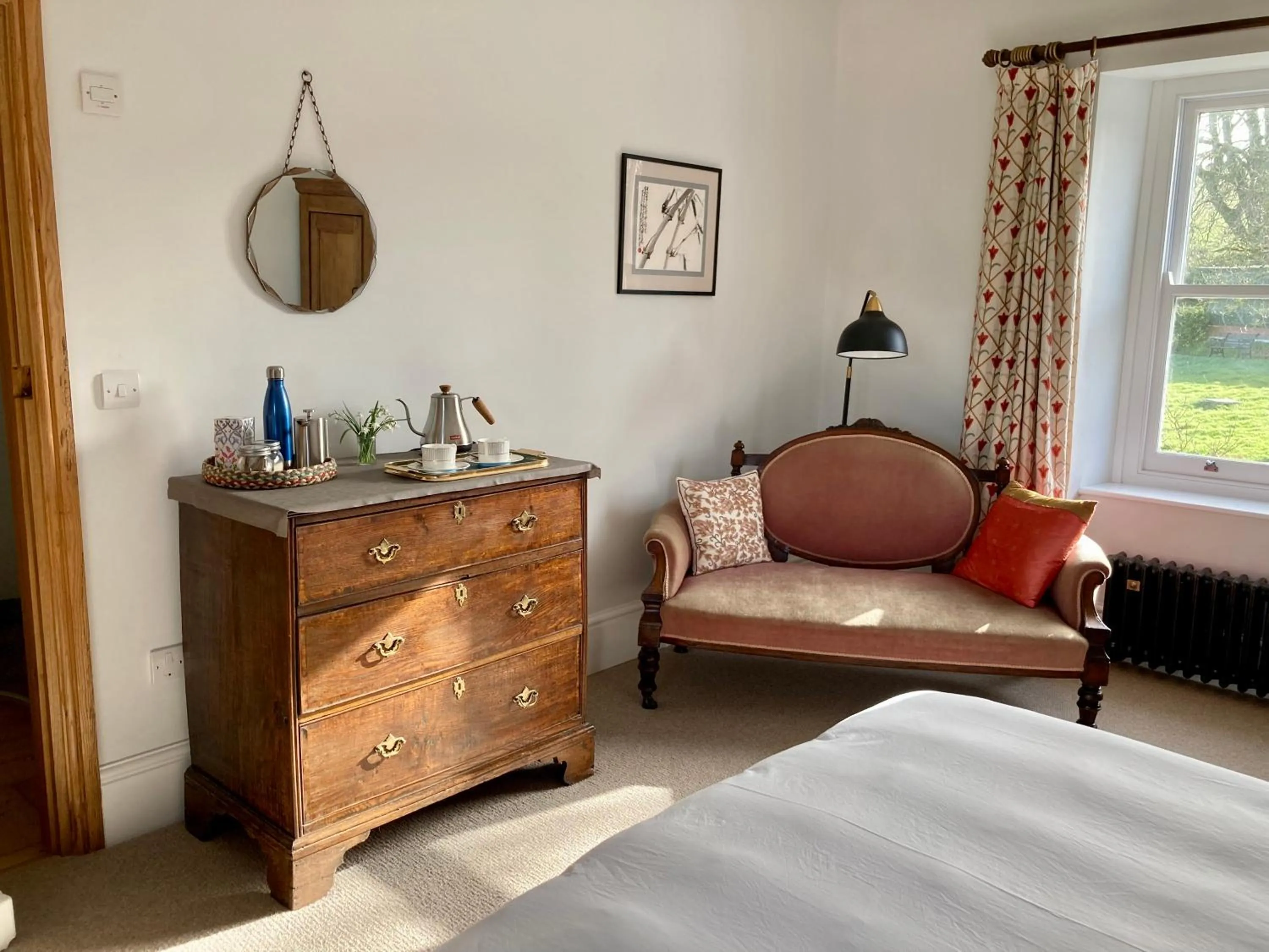 Bedroom, Bed in Frizenham Farmhouse