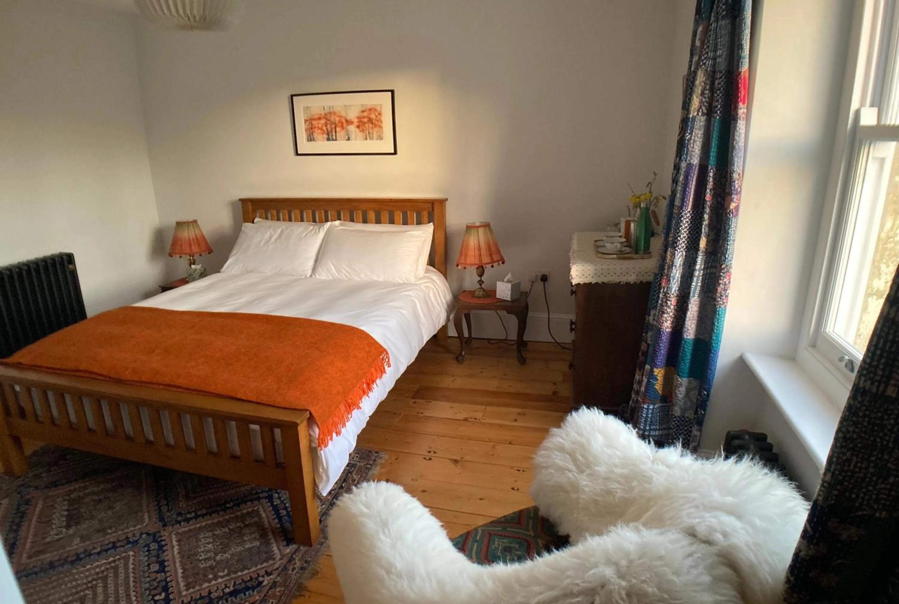 Bedroom, Bed in Frizenham Farmhouse