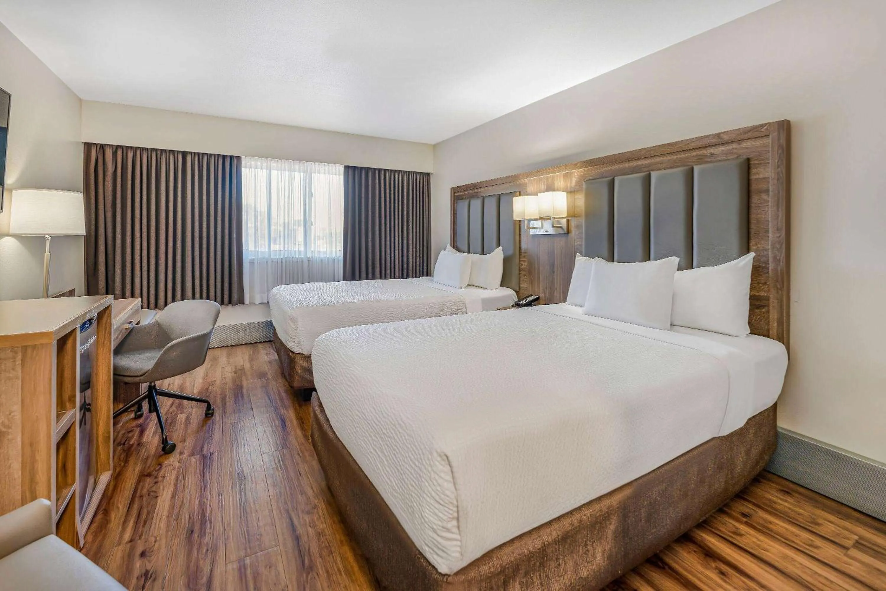 Bed in Days Inn by Wyndham Victoria On The Harbour