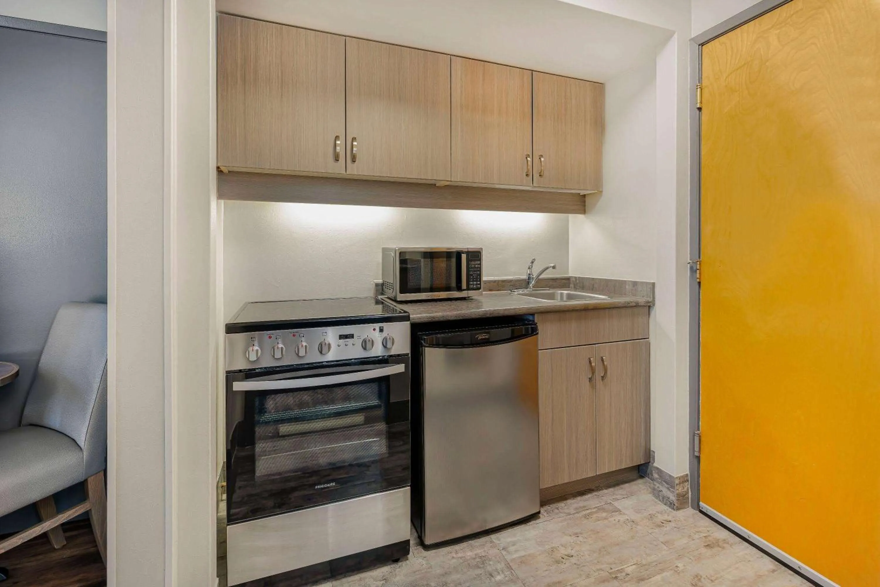 Kitchen or kitchenette in Days Inn by Wyndham Victoria On The Harbour